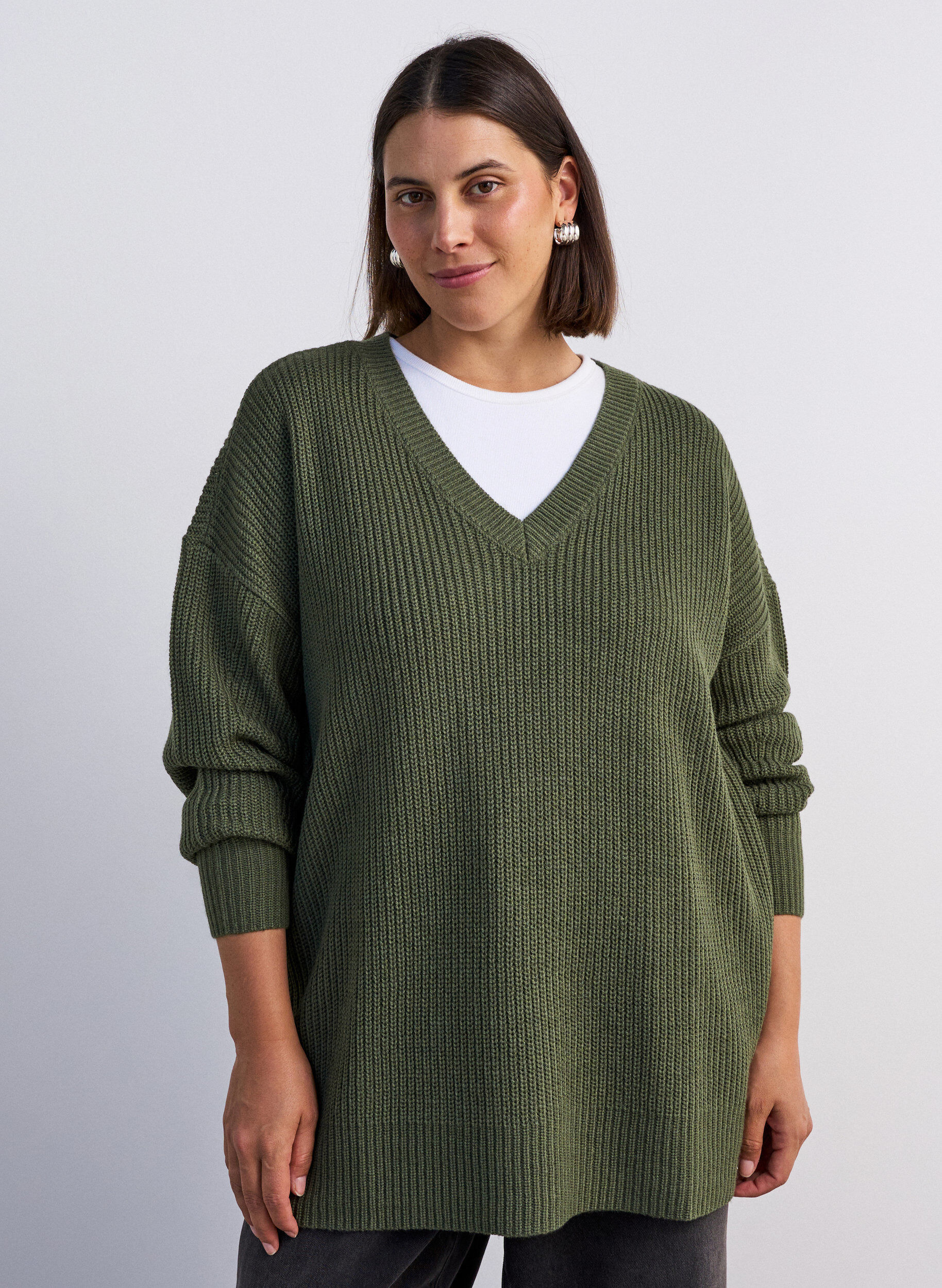 Lange Rippstrickbluse mit V-Ausschnitt, Gr&uuml;n, Model