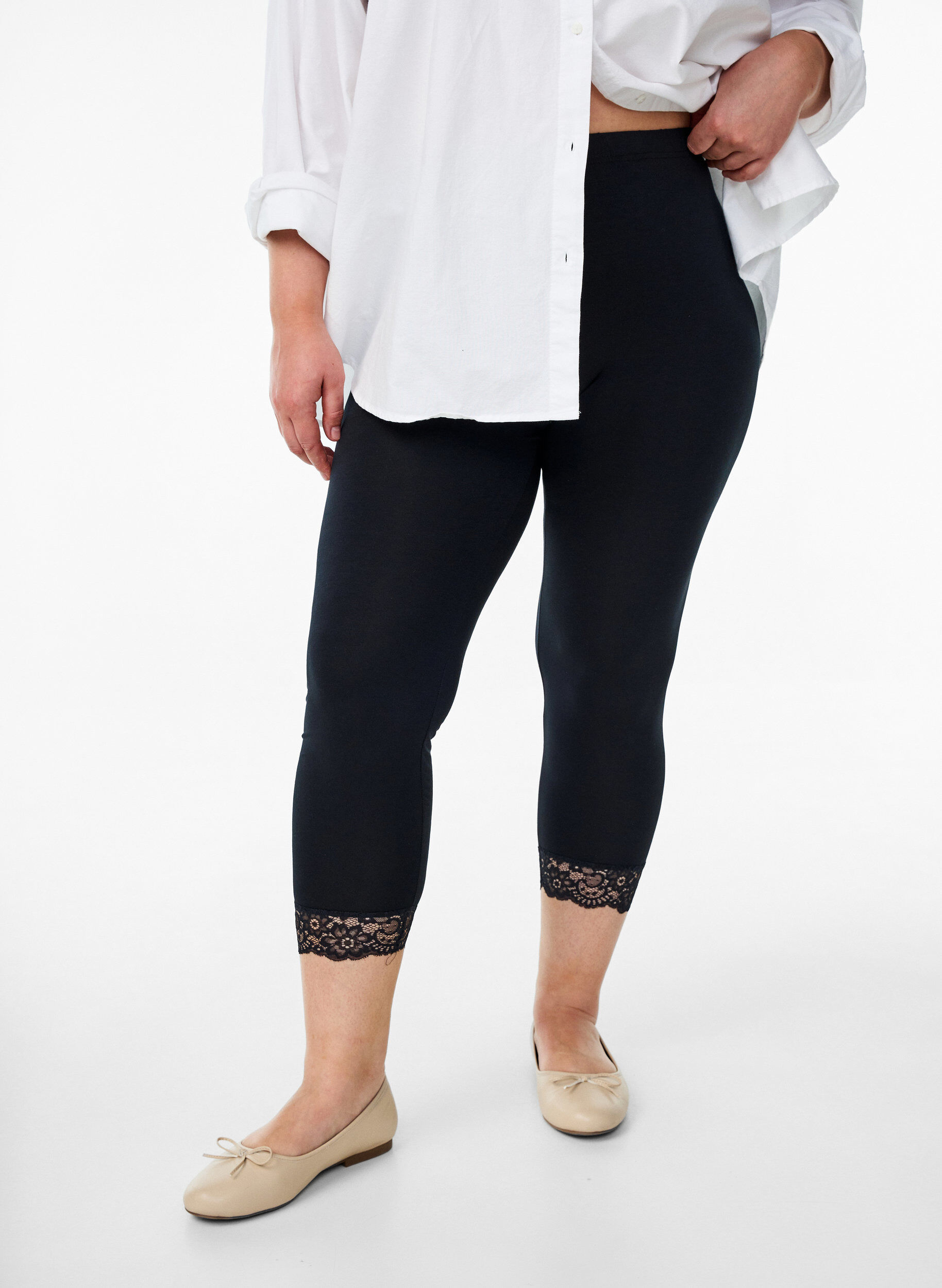 Basic 3/4 Leggings mit Spitzenbesatz, Schwarz, Model