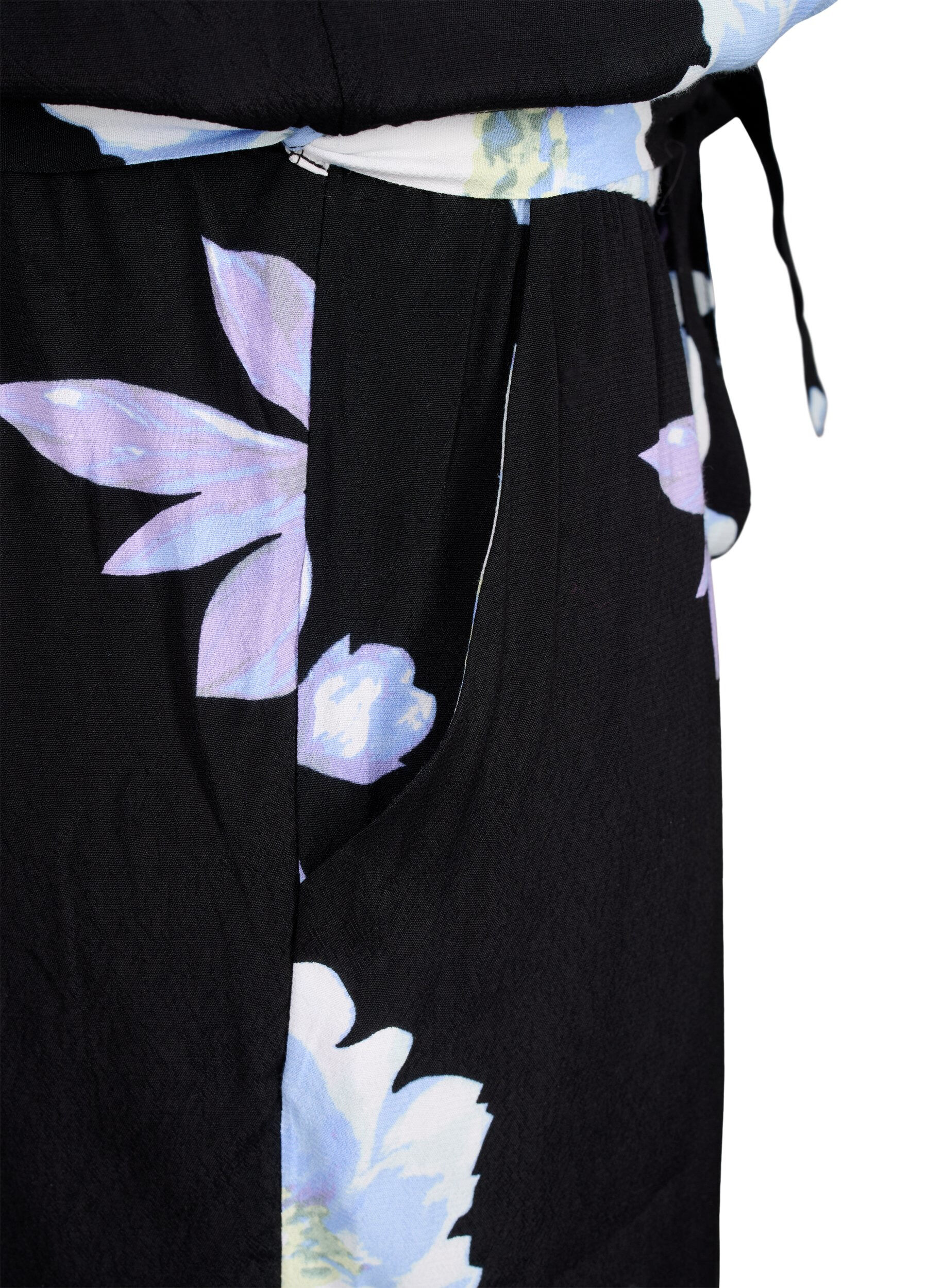 Zizzi&Auml;rmelloser Jumpsuit aus Viskose, Black Big Flower AOP, Packshot image number 4