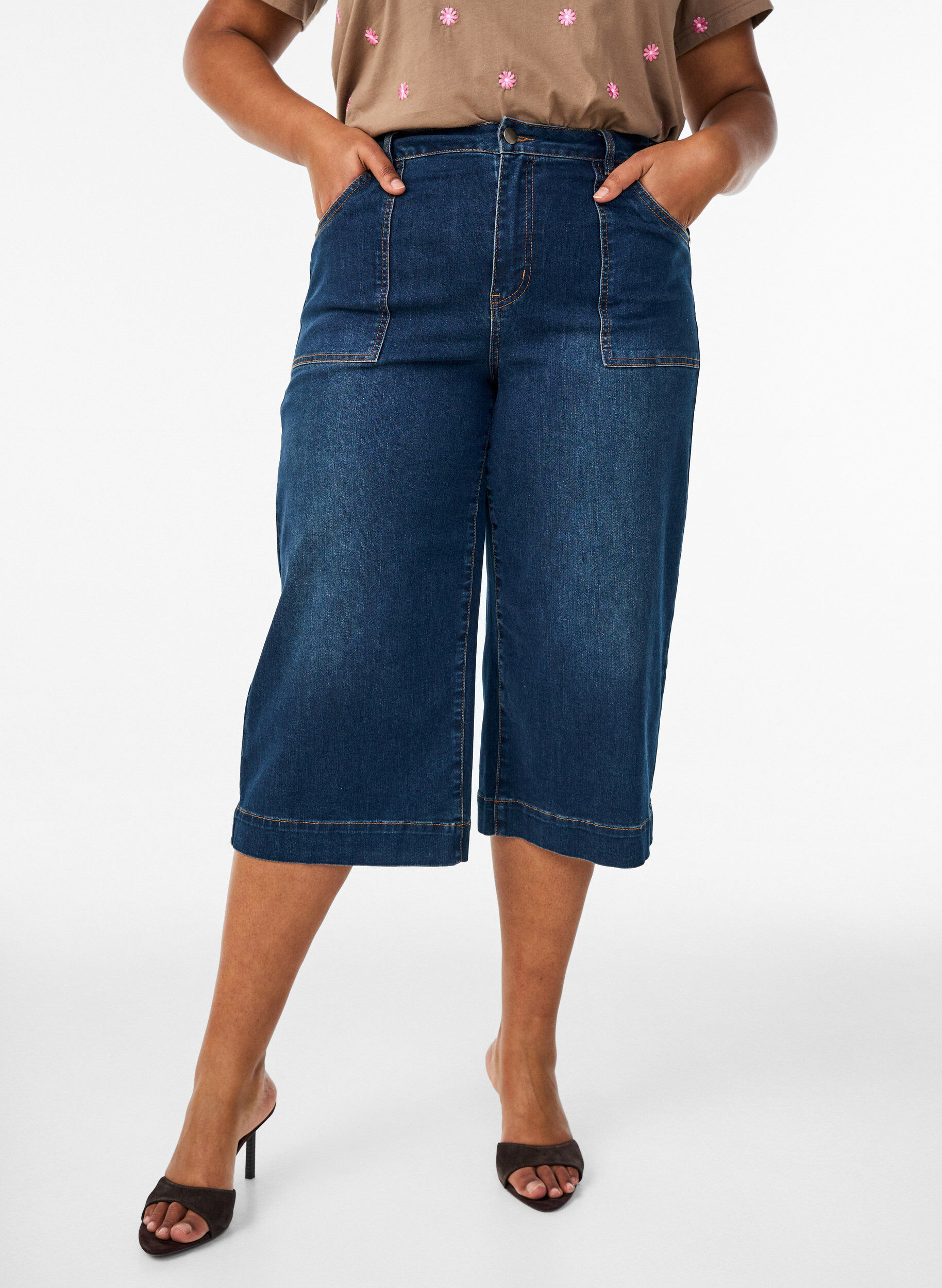 Denim-Knickers mit weiten Beinen, Blau, Model