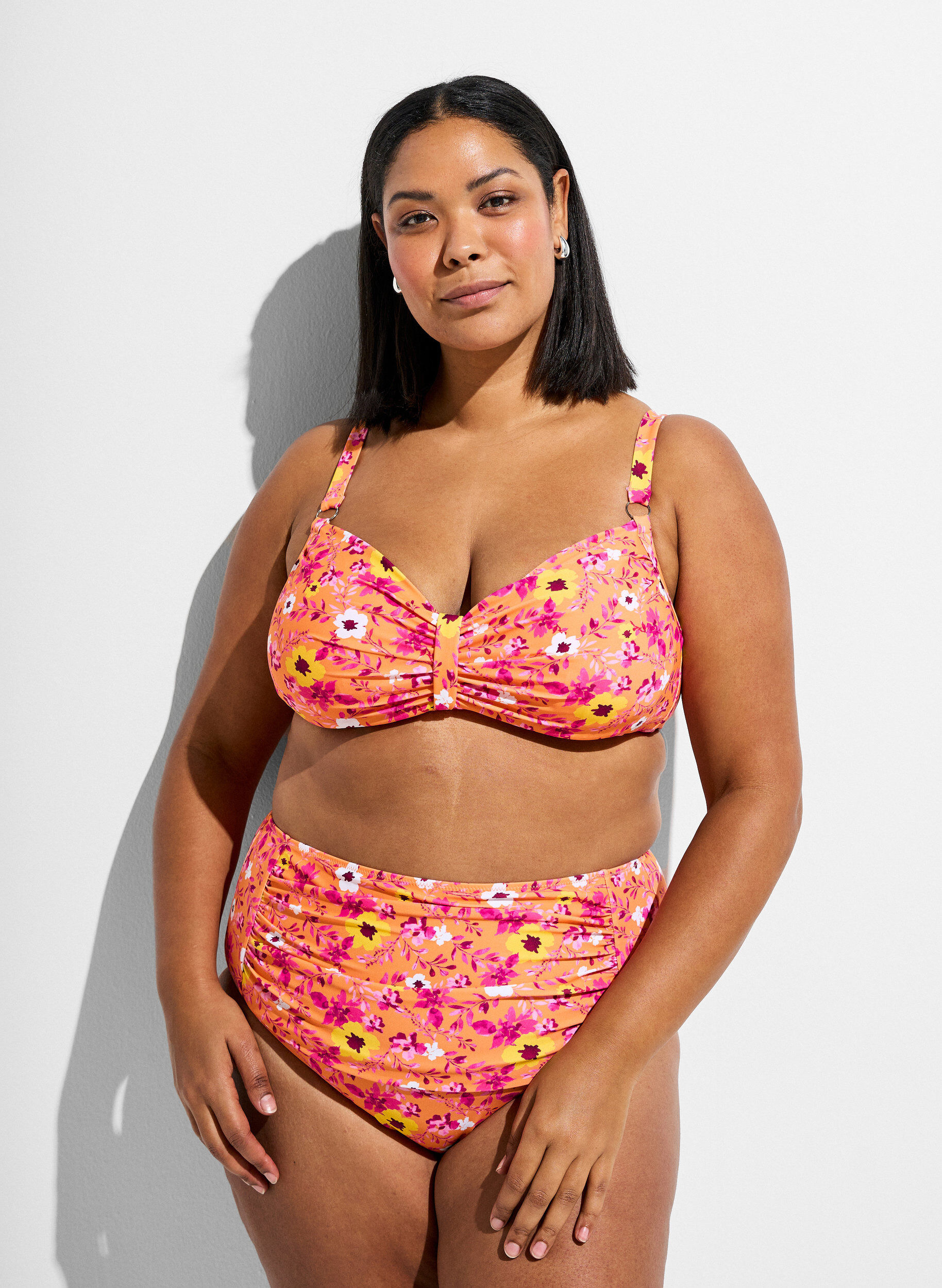Hoch taillierte Bikinihosen mit Muster, Orange, Model