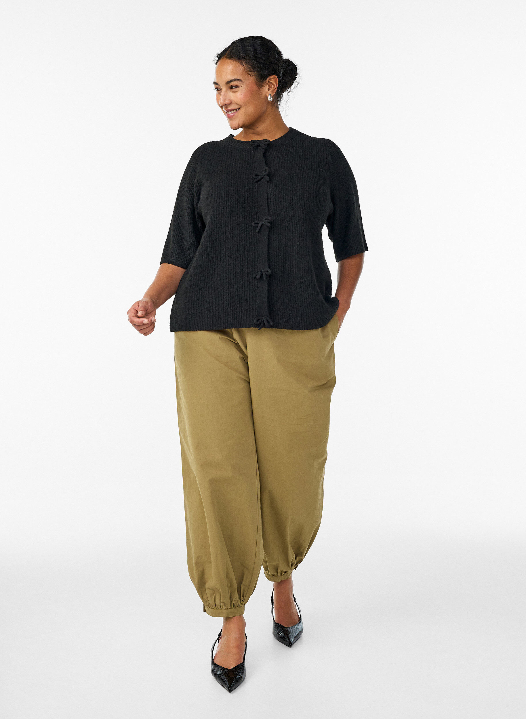 Hoch taillierte Ballonhose aus Baumwolle, Braun, Model