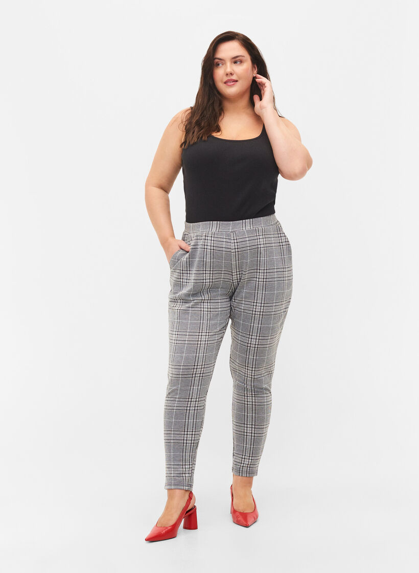 Cropped Hose Maddison mit Karomuster, Black Check, Model image number 0