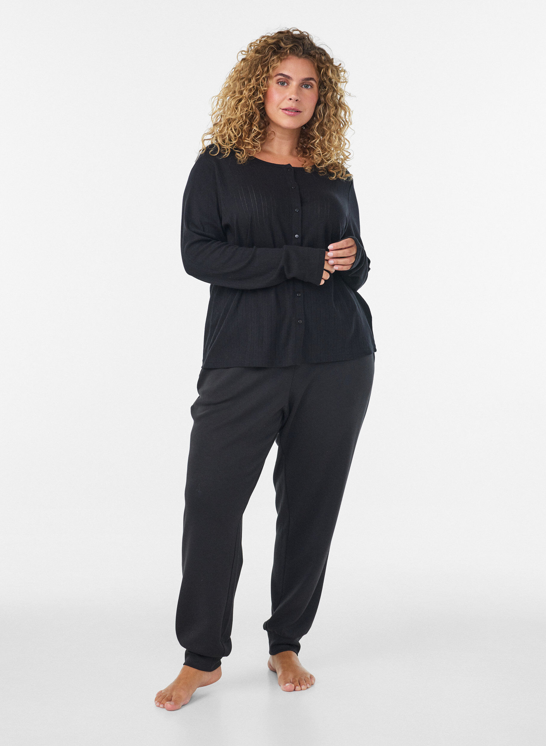 ZizziStrickjacke aus Bio-Baumwolle mit Lochstickerei, Schwarz, Model image number 1