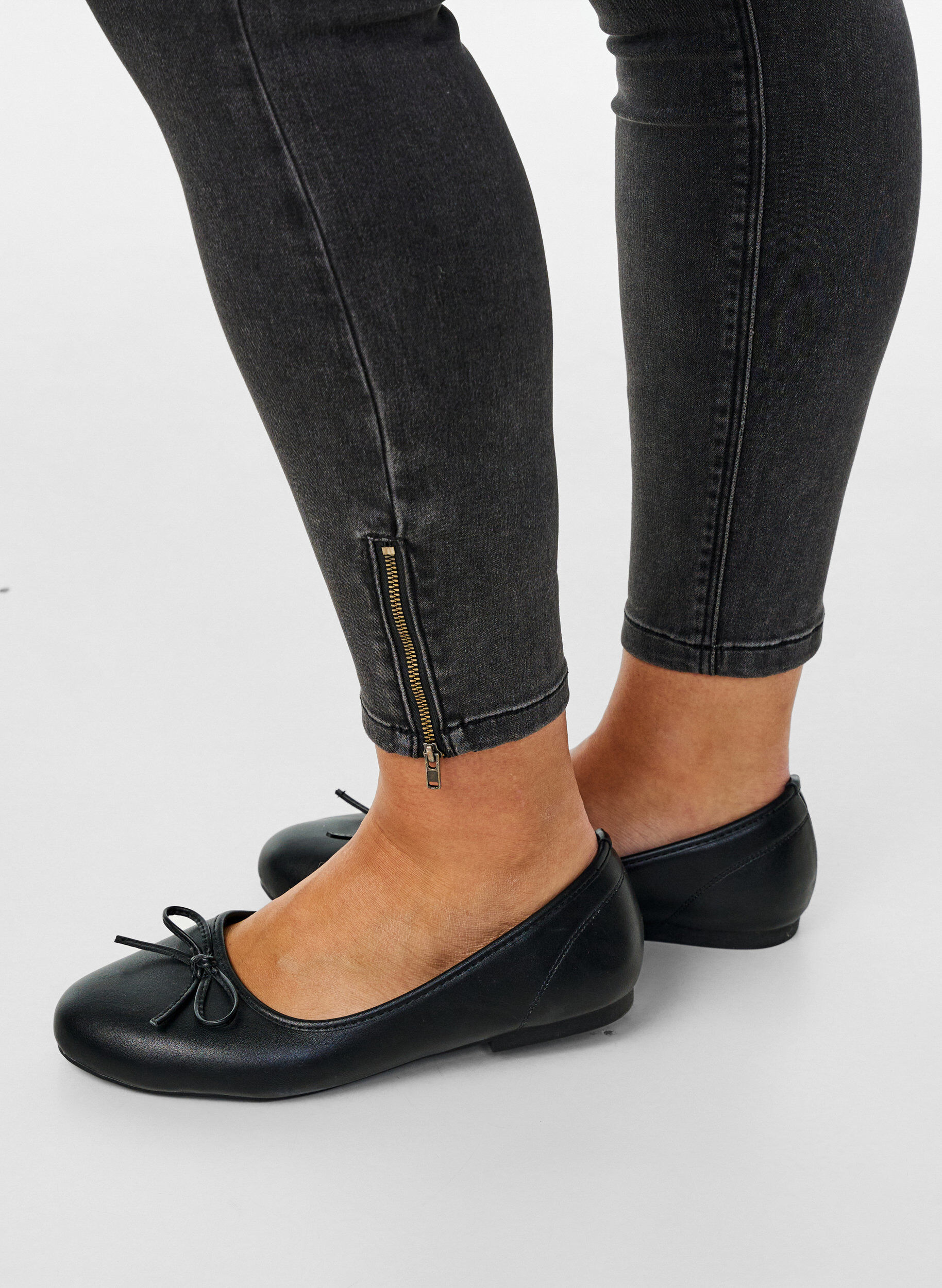 ZizziKurze Amy Jeans mit Rei&szlig;verschlussdetail., Grau, Model image number 4