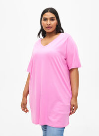Einfarbiges Oversize T-Shirt mit V-Ausschnitt, Rosebloom, Model