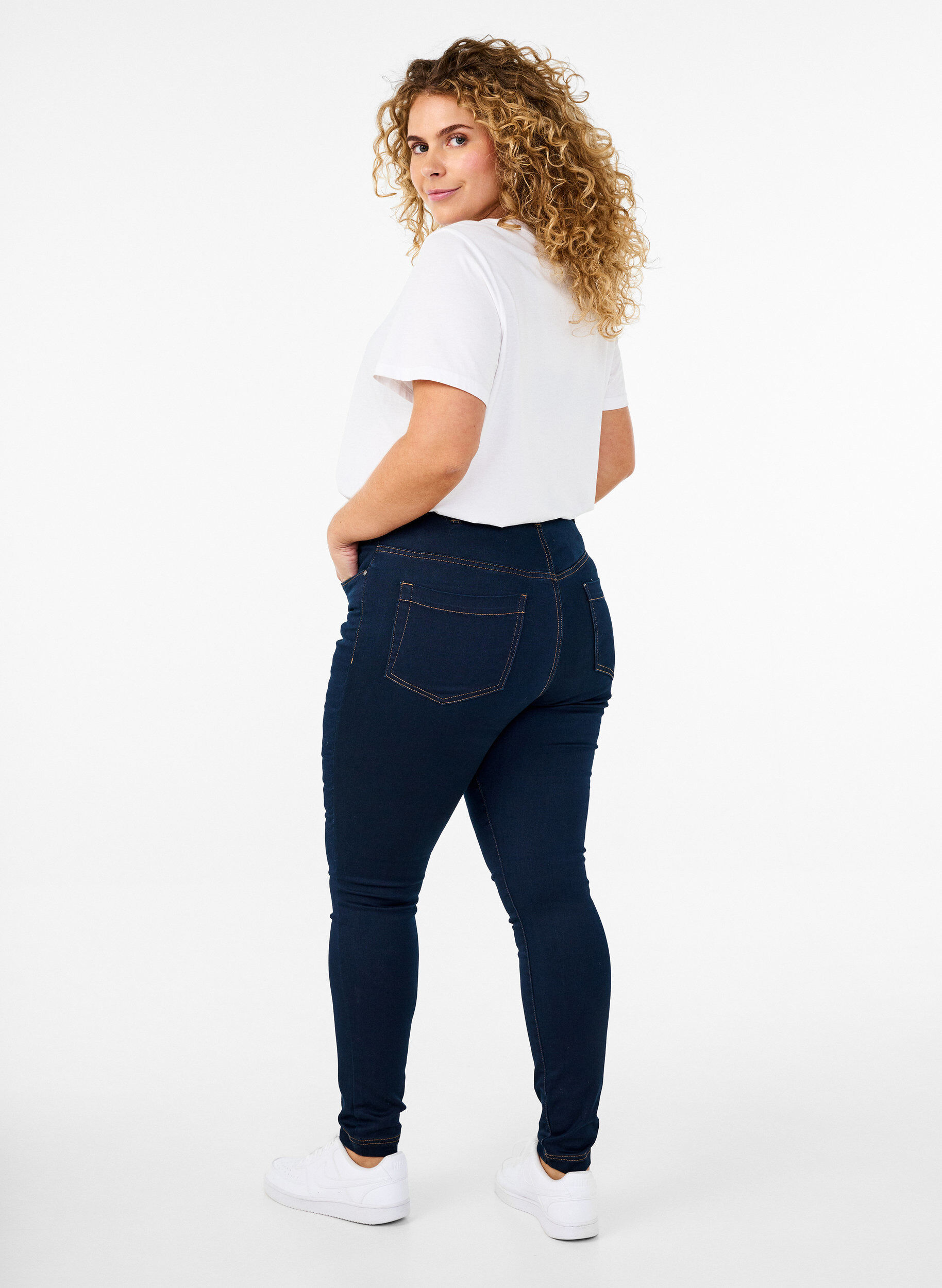 ZizziSuper Slim Amy Jeans mit hoher Taille, Unwashed, Model image number 1