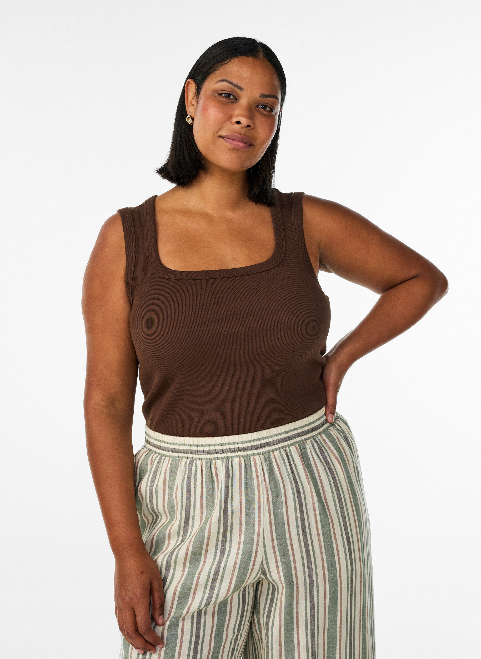 Ripp-Top mit eckigem Ausschnitt, Braun, Model