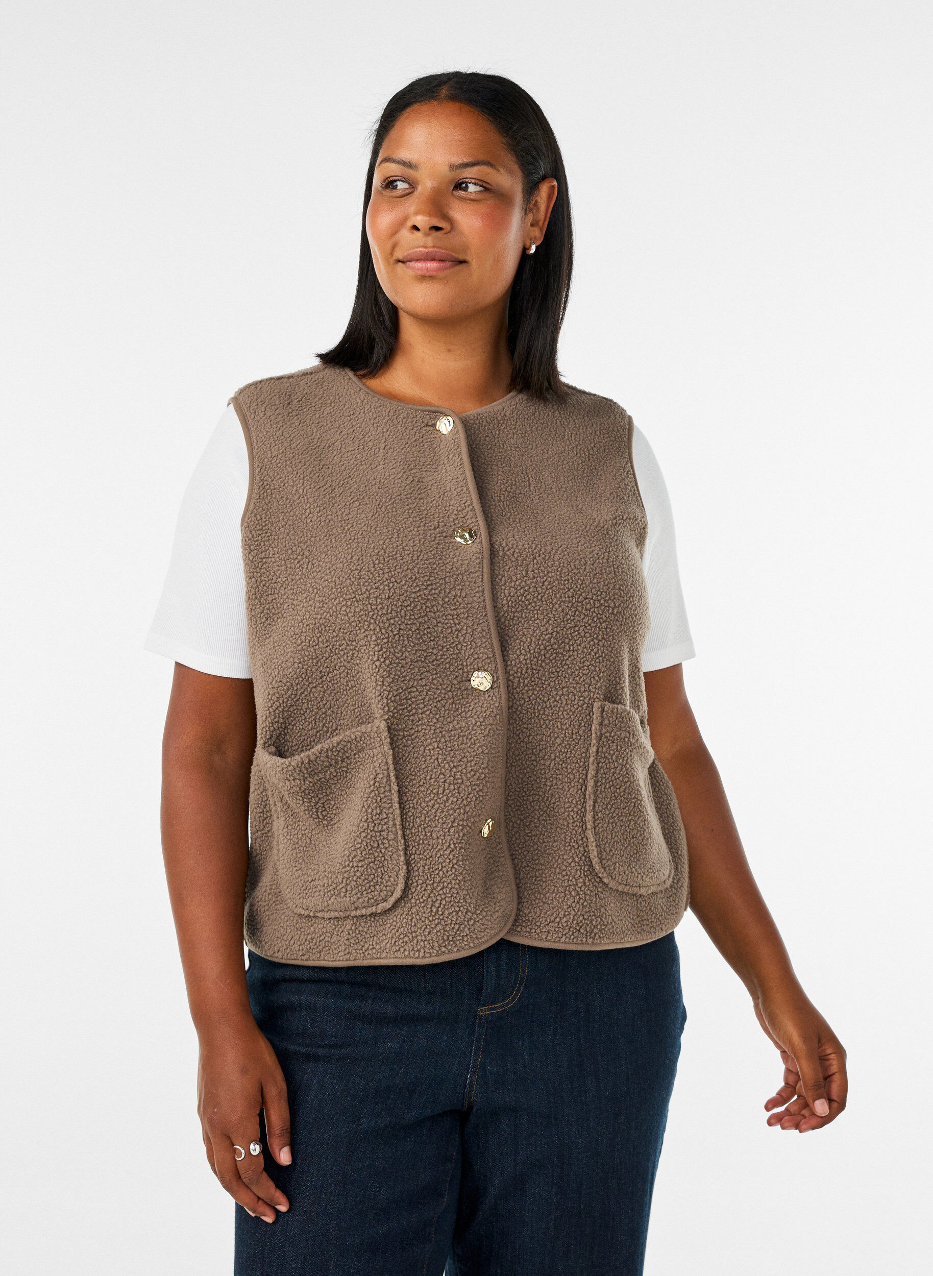 Teddy-Weste mit Kn&ouml;pfen und Taschen, Braun, Model