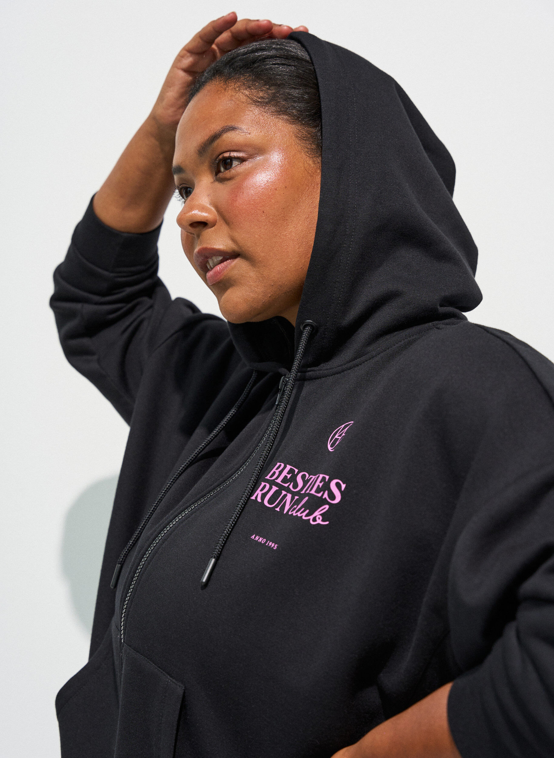 ZizziHoodie mit Rei&szlig;verschluss und Brustprint, Schwarz, Model image number 3