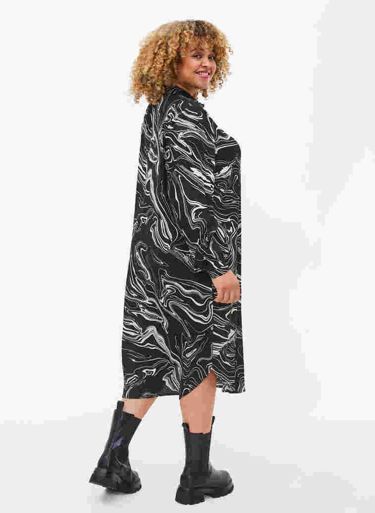 Hemdkleid aus Viskose mit Print, Black Swirl AOP, Model