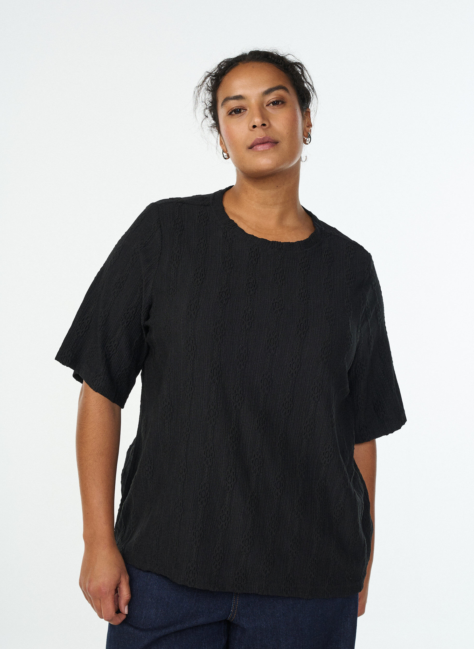 Bluse mit Strukturmuster und kurzen &Auml;rmeln, Schwarz, Model