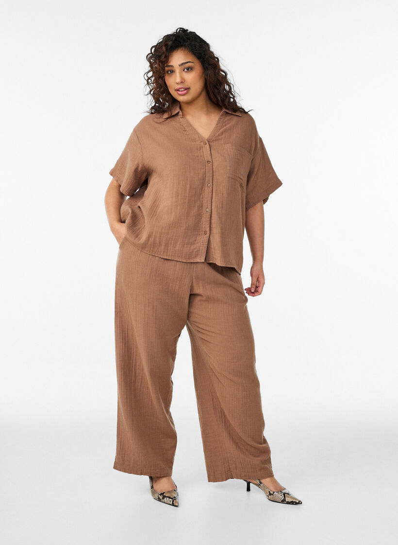 Bluse aus Baumwoll-Musselin mit kurzen &Auml;rmeln, Braun, Model
