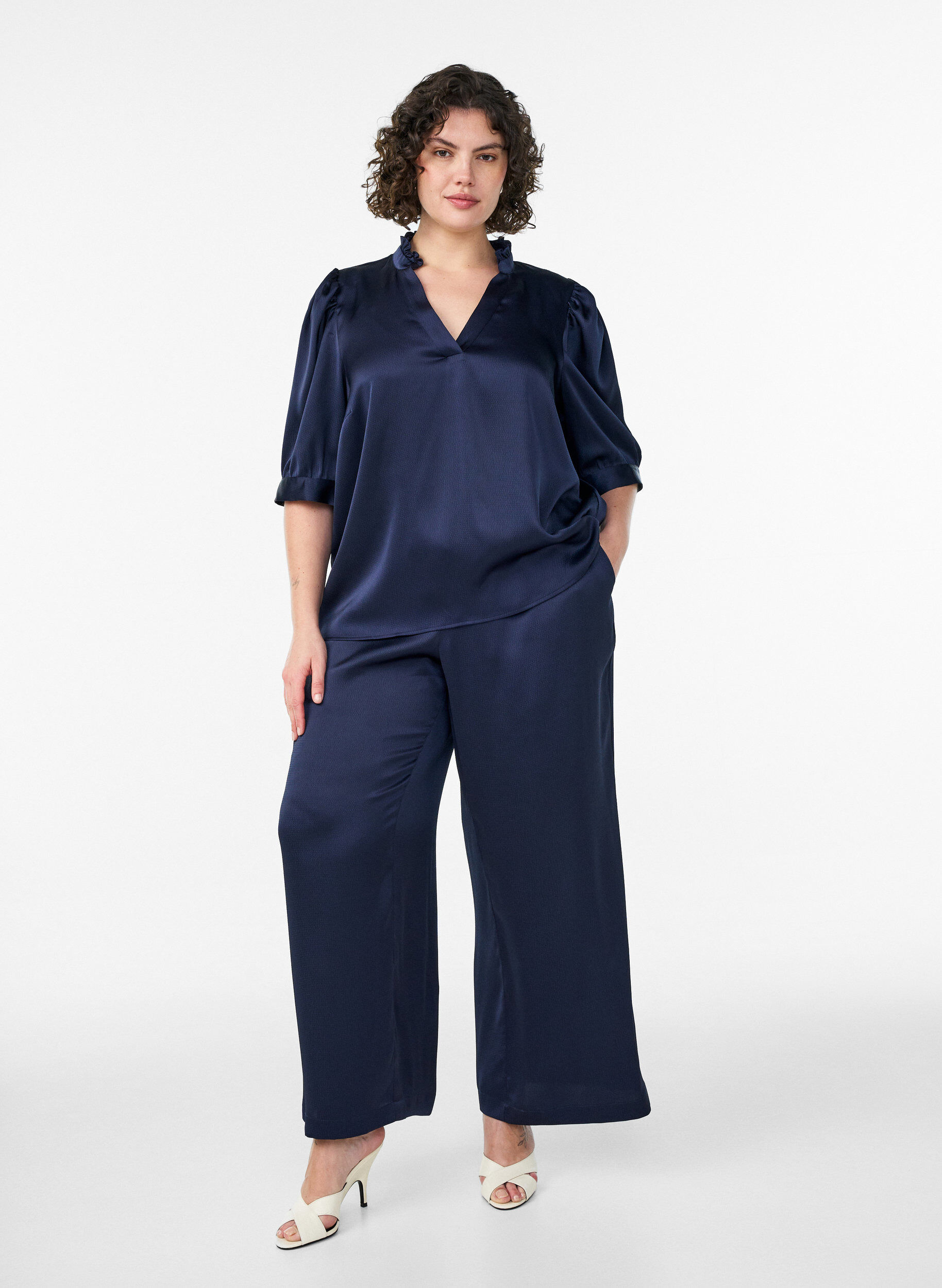 ZizziBluse in Satin-Optik mit 1/2-&Auml;rmeln und R&uuml;schenkragen, Blau, Model image number 1