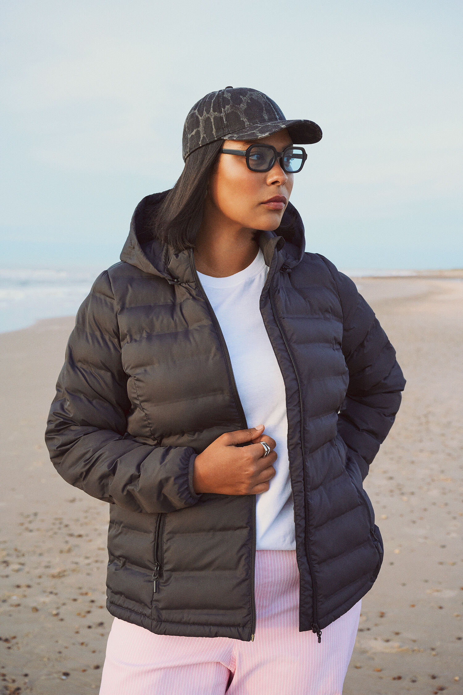 ZizziWasserabweisende schwarze Leichtgewichtsjacke, , Model