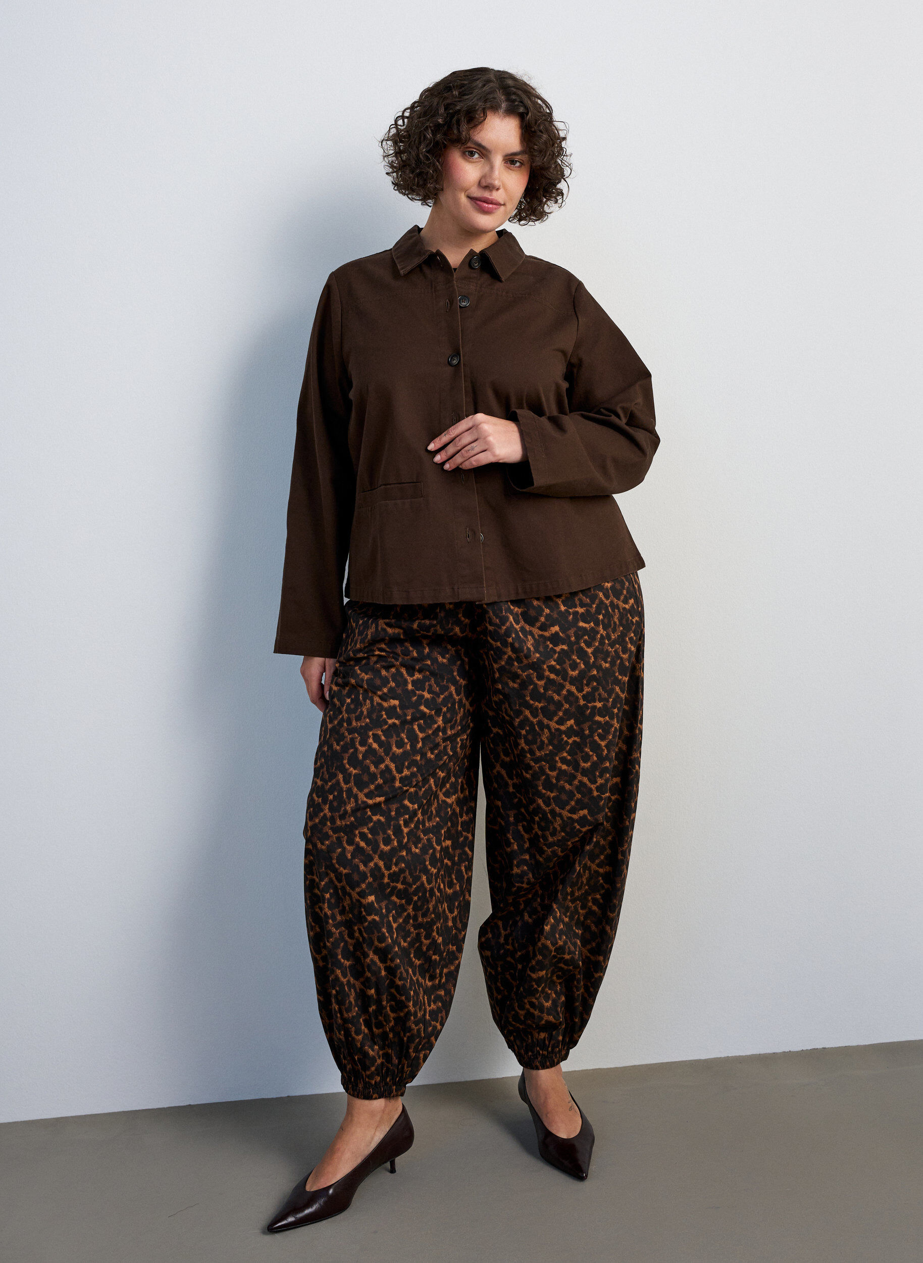 ZizziBallonhose mit hoher Taille und Allover-Muster, Braun, Model image number 0