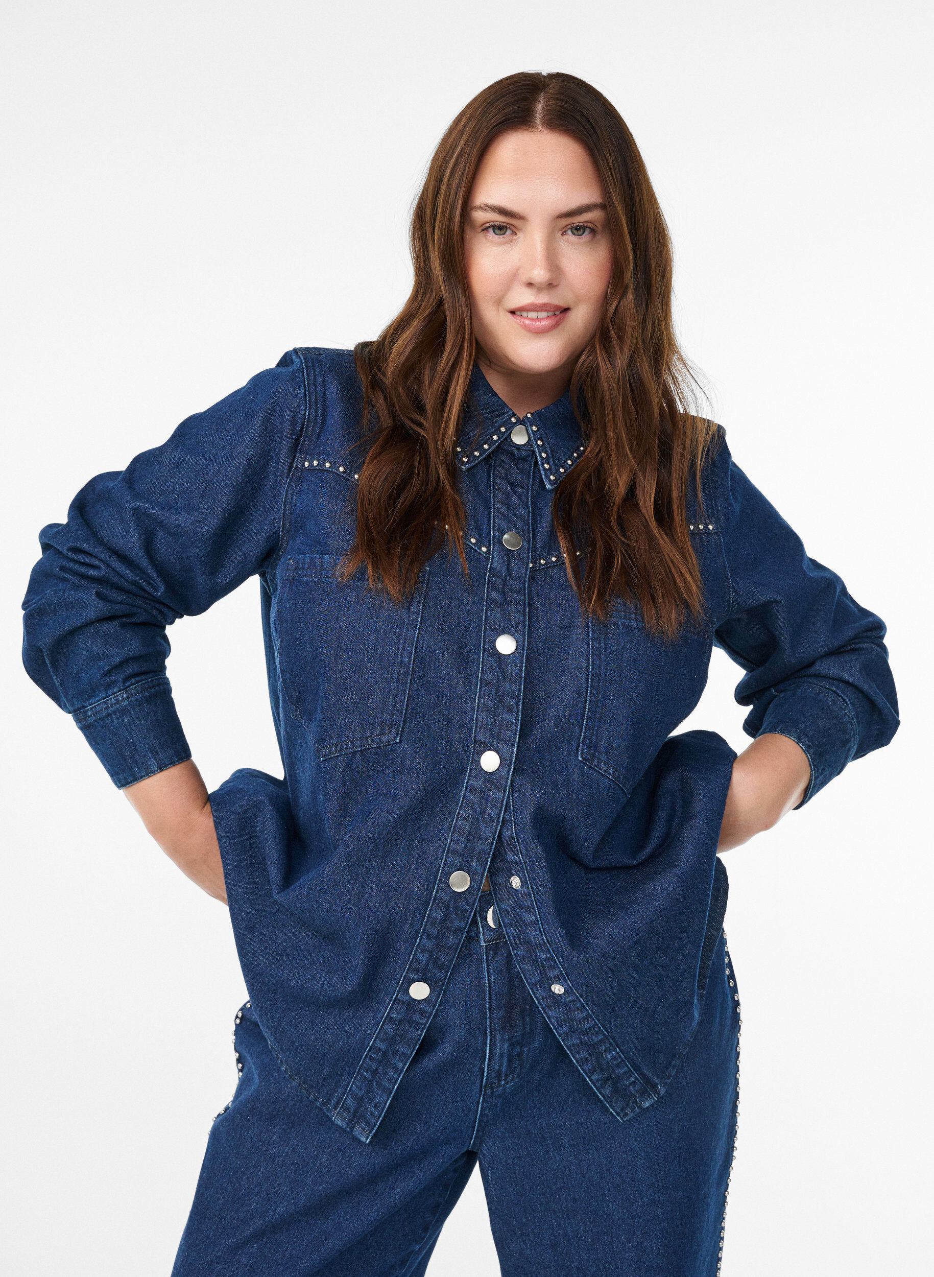 Jeansbluse mit Nieten, Blau, Model