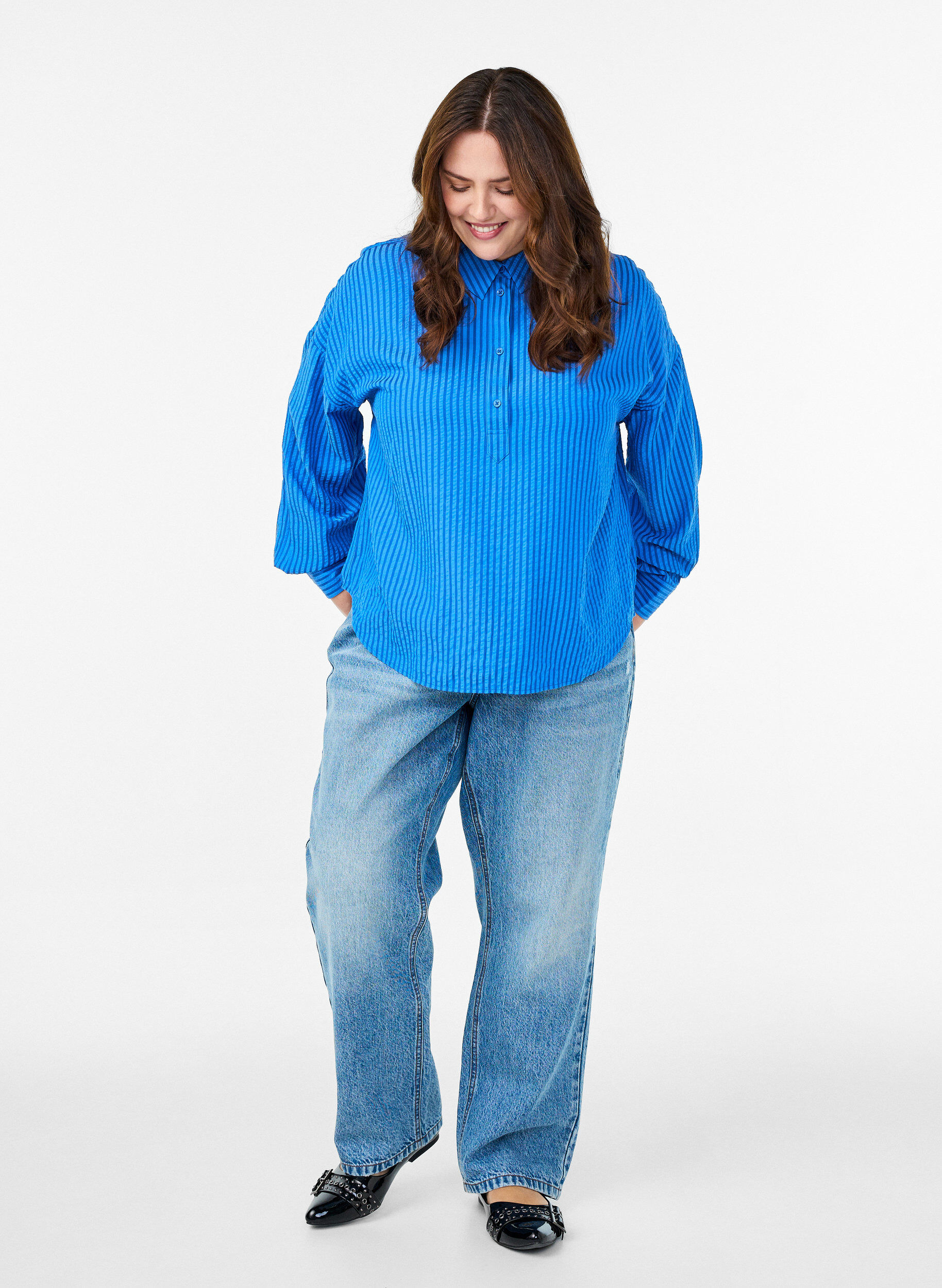 ZizziGestreifte Bluse mit Knopfdetail am R&uuml;cken, Blau, Model image number 1