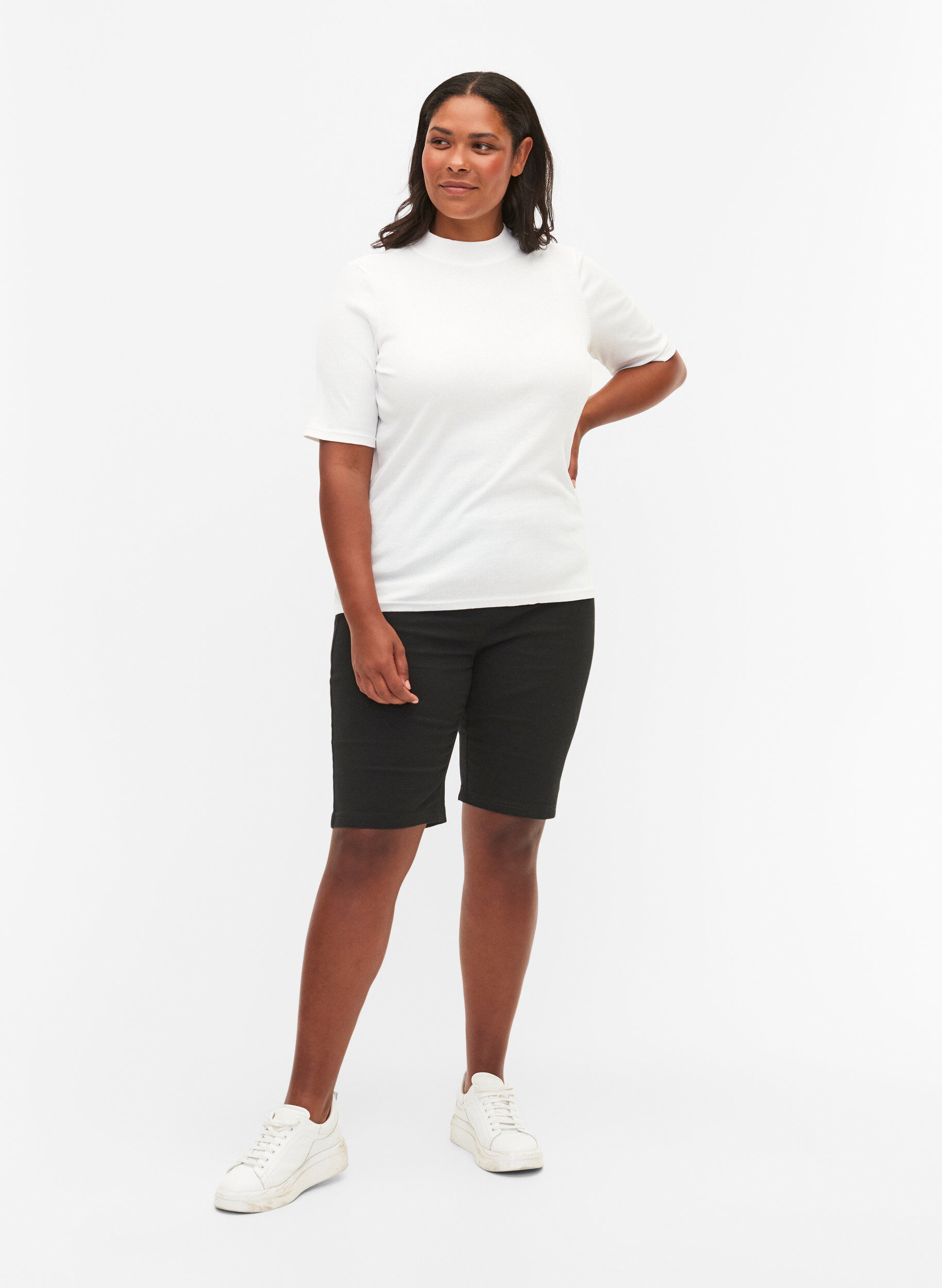 ZizziEng anliegende Shorts mit Ges&auml;&szlig;taschen, Black, Model image number 3