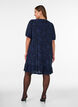 Kleid mit floraler Struktur und R&uuml;schenbesatz, Blau, Model image number 2