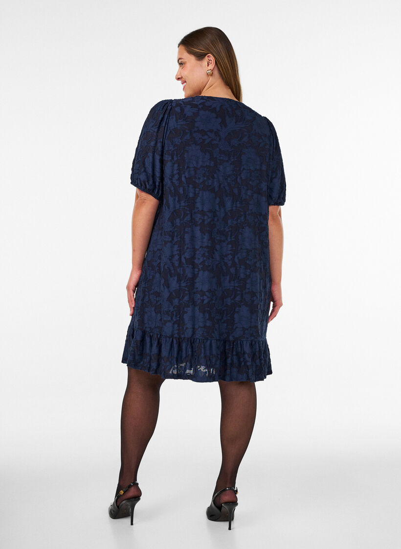 Kleid mit floraler Struktur und R&uuml;schenbesatz, Blau, Model image number 2