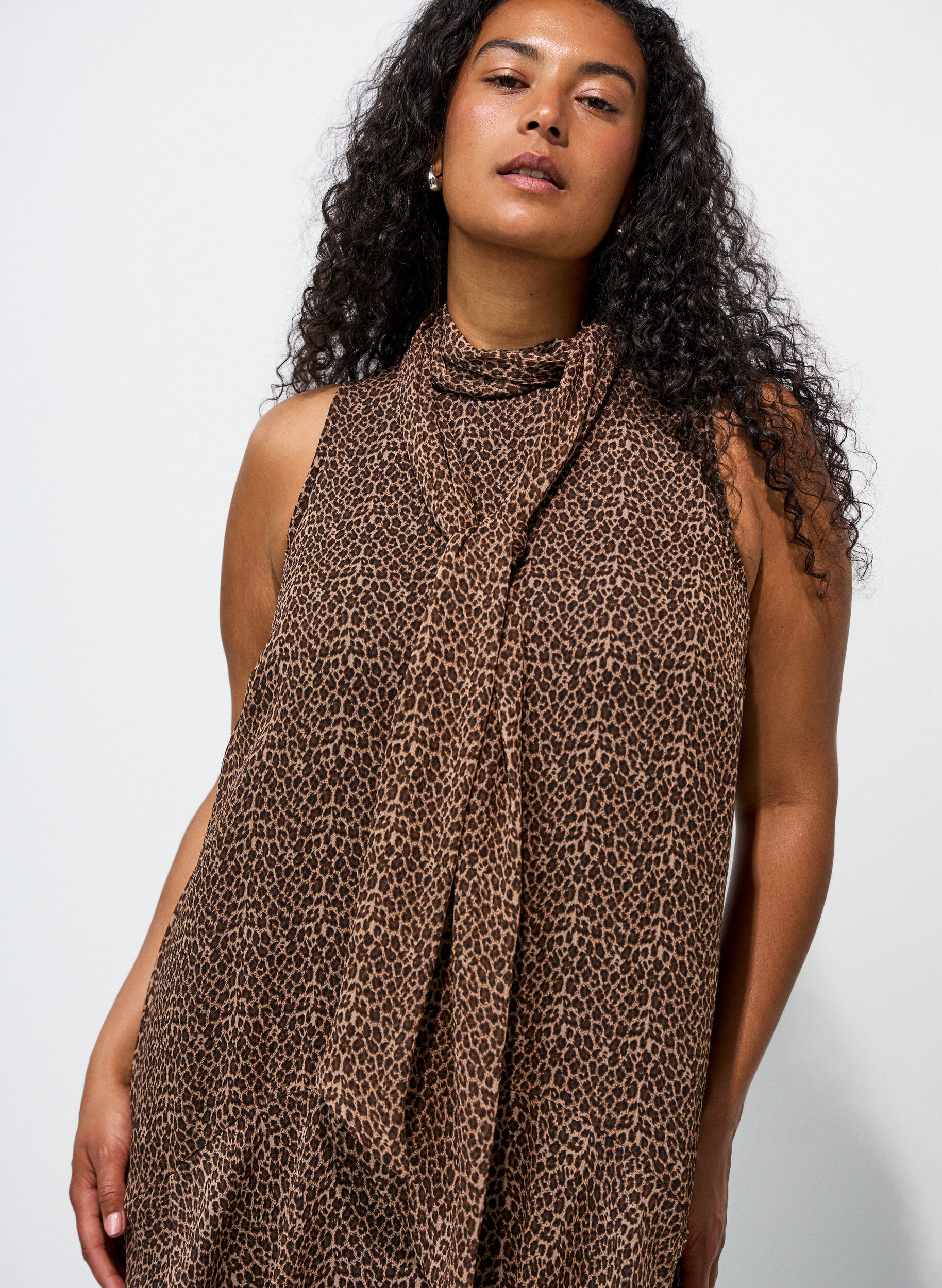 ZizziMidikleid aus Chiffon mit Leo-Print und Bindeband in der Taille, Braun, Model image number 2