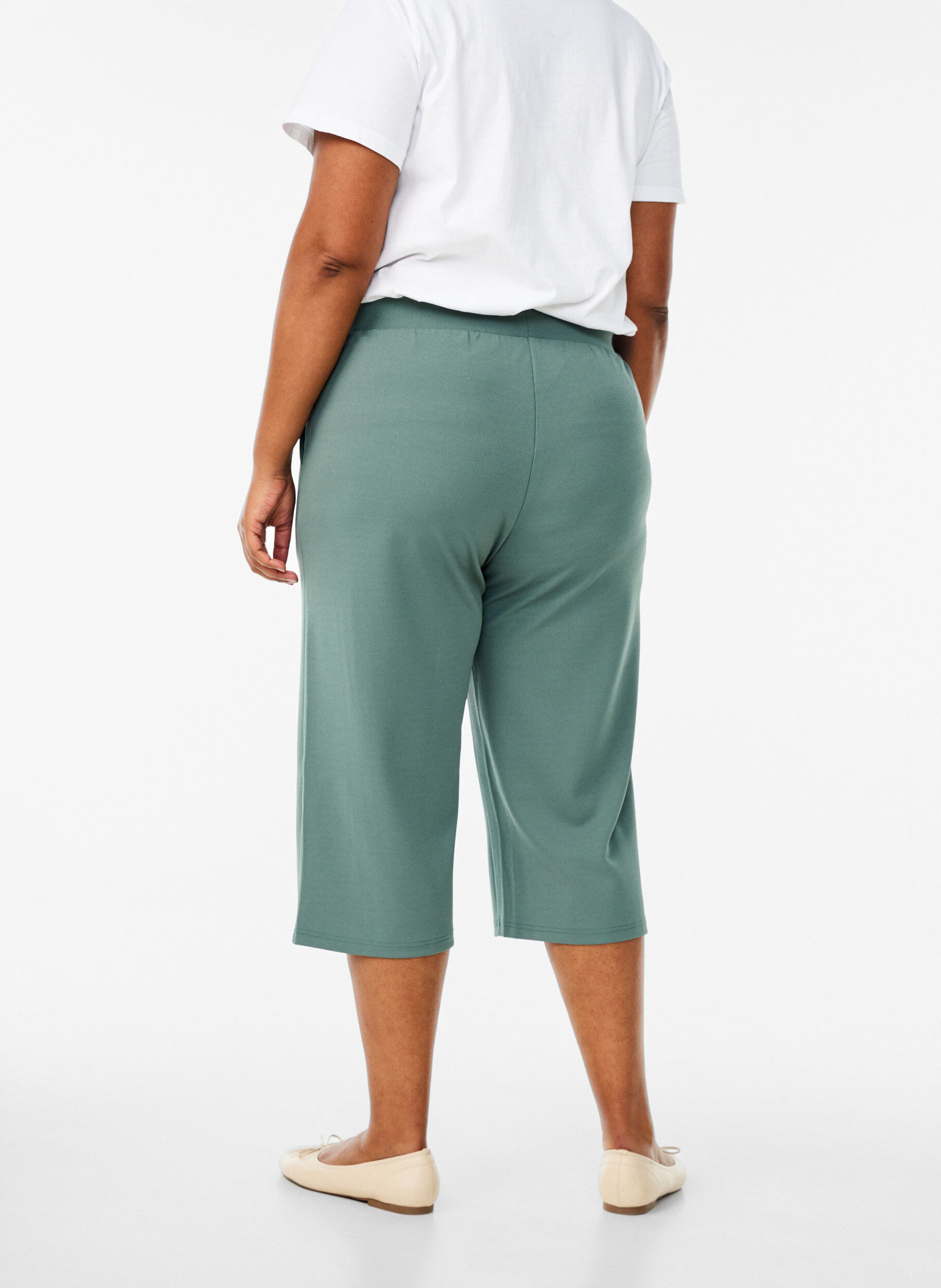 ZizziFLASH - Hochtaillierte Knickerbocker mit lockerem Schnitt, Gr&uuml;n, Model image number 1