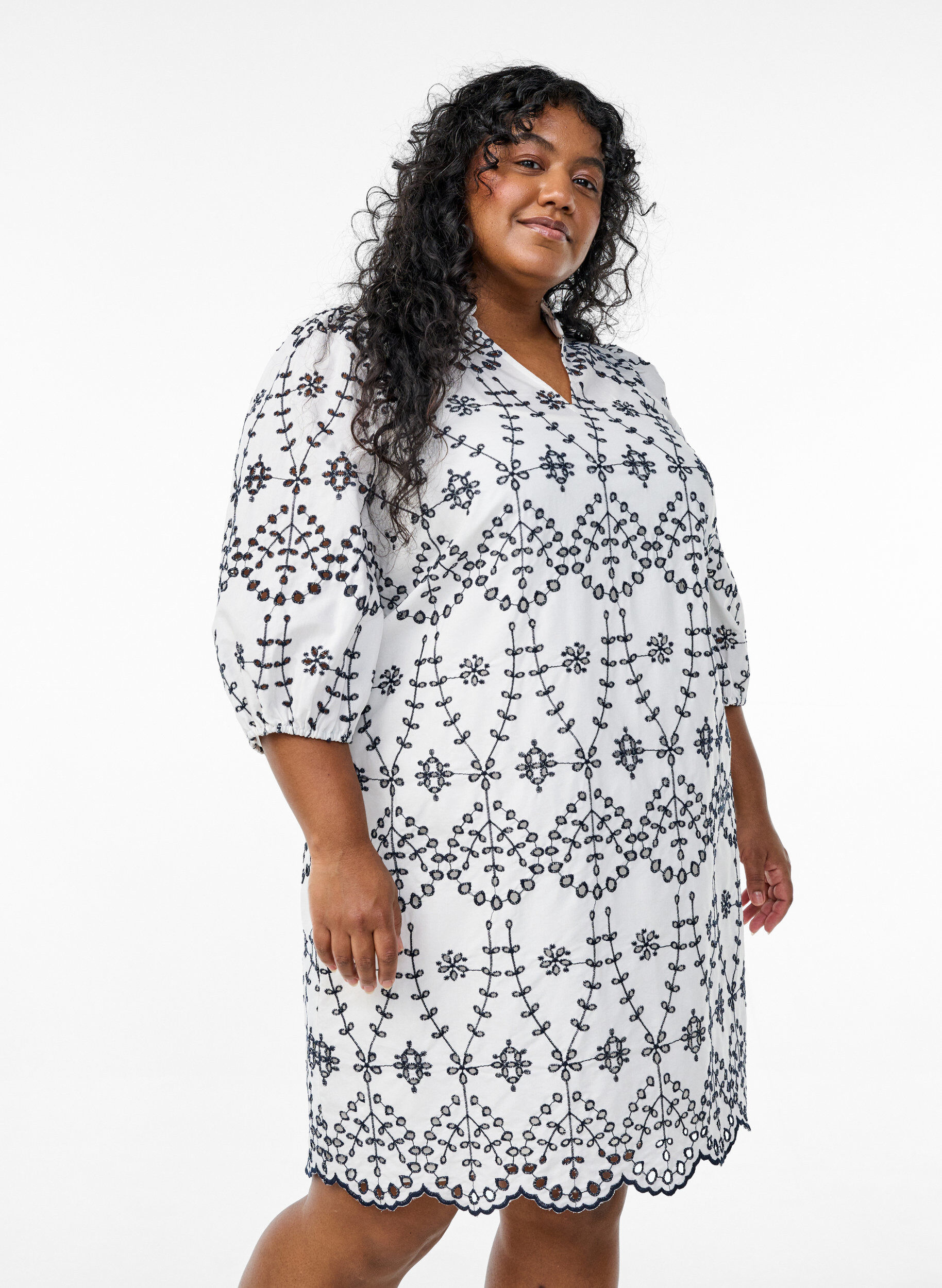 ZizziKleid mit kontrastierender Lochstickerei, White w. Navy Blazer, Model image number 0