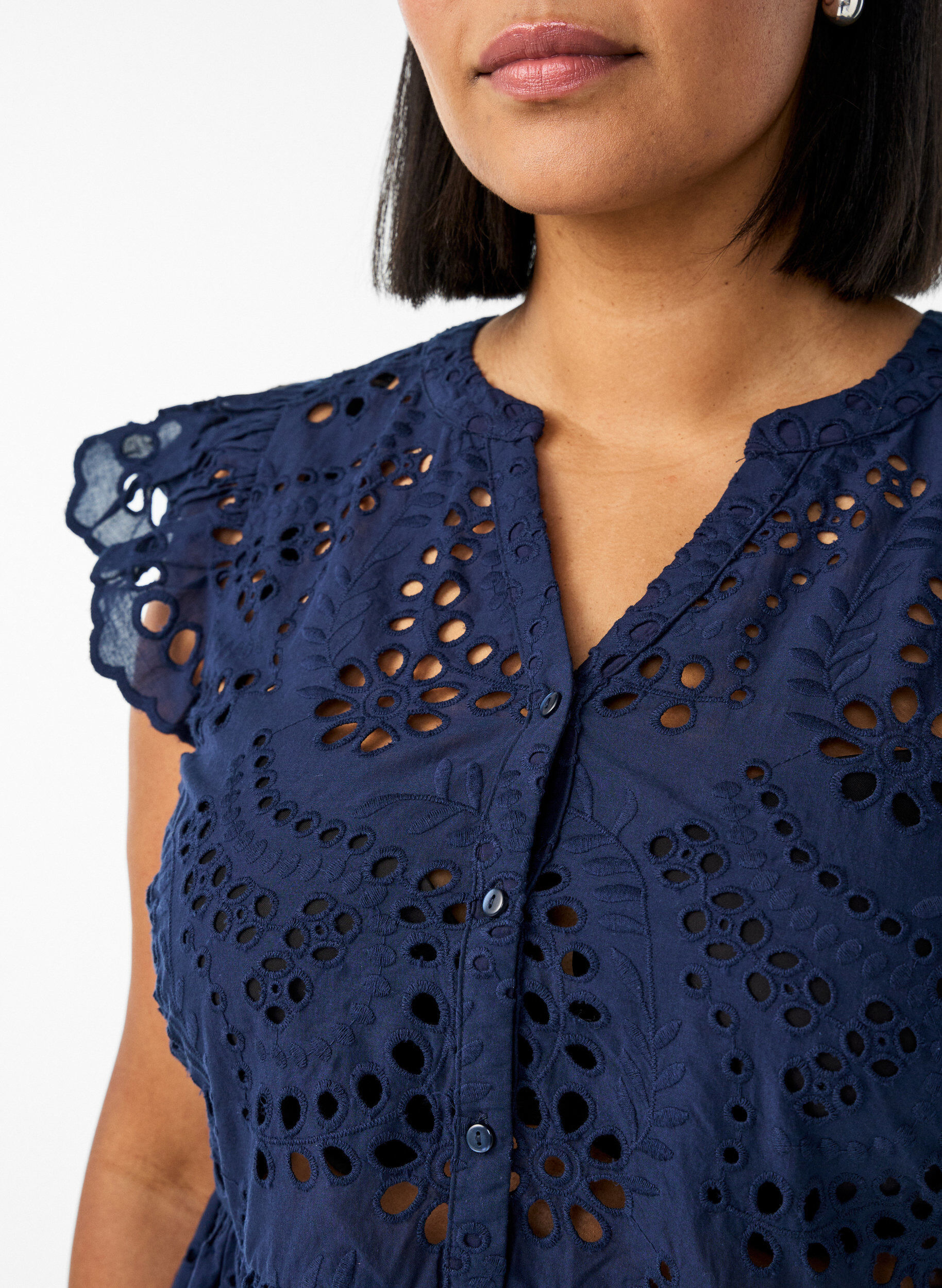Zizzi&Auml;rmellose Bluse aus Lochstickerei mit R&uuml;schen, Blau, Model image number 3