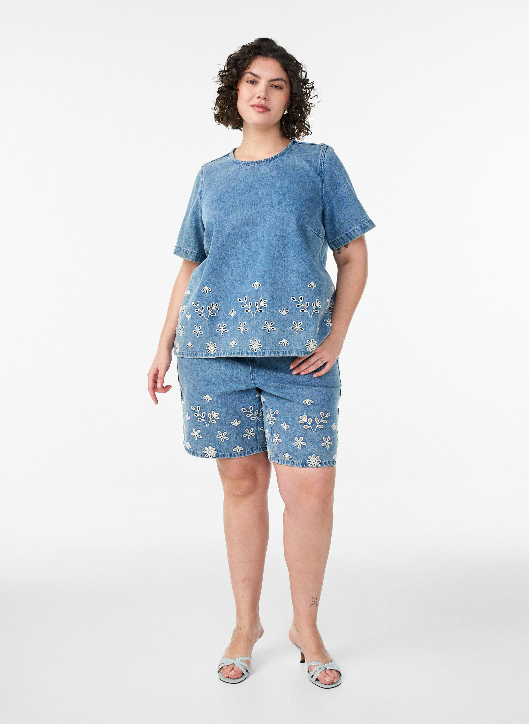 ZizziJeansshorts mit Lochstickerei und hoher Taille, Blau, Model image number 1