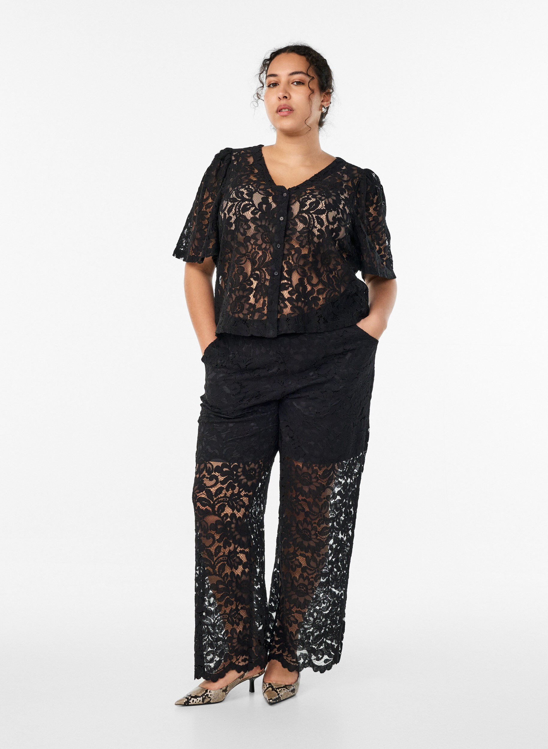 ZizziKurz&auml;rmelige Spitzenbluse mit V-Ausschnitt, Schwarz, Model image number 1
