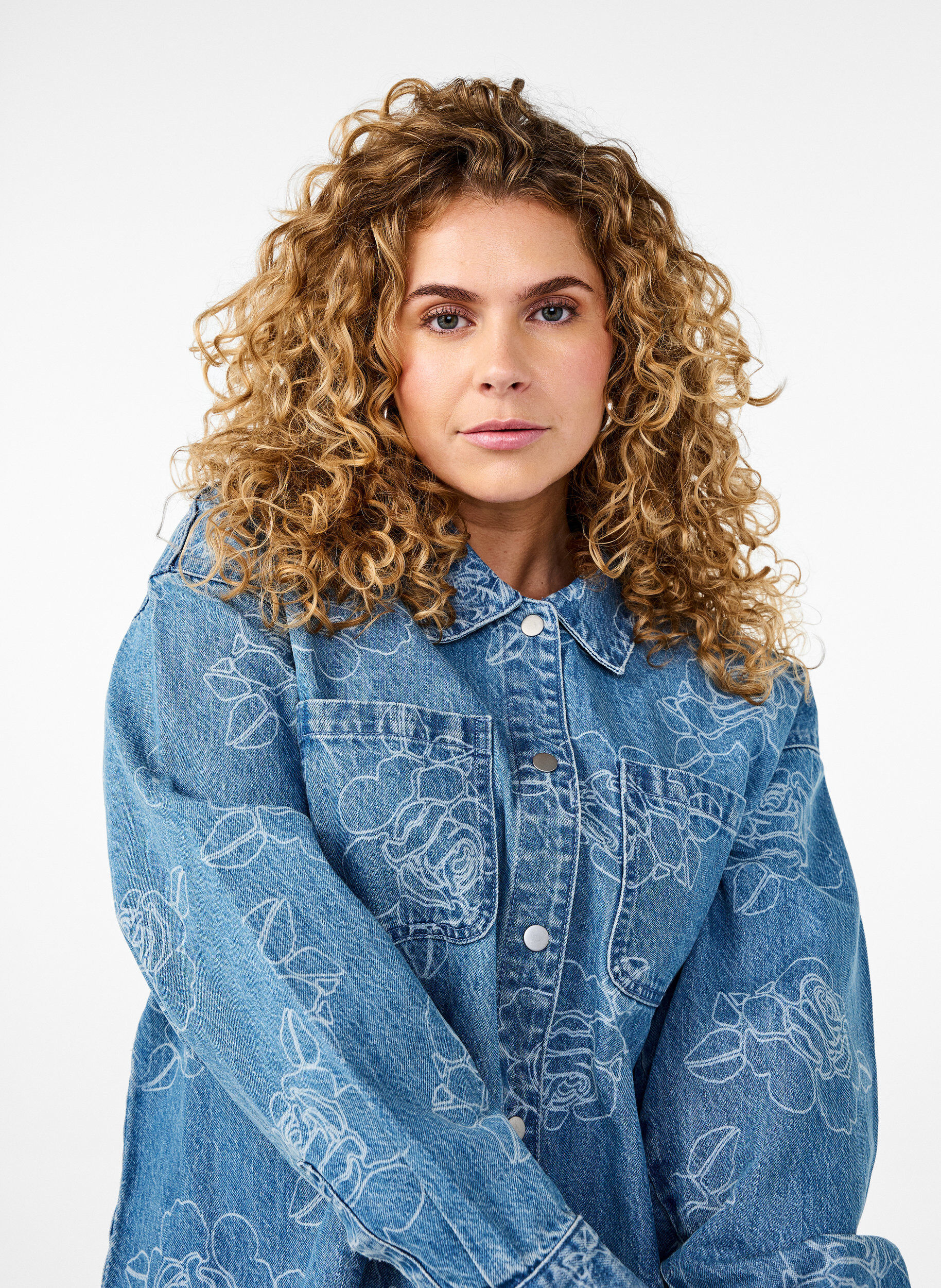 ZizziJeansjacke mit floralem Muster, Light Blue Denim, Model image number 2