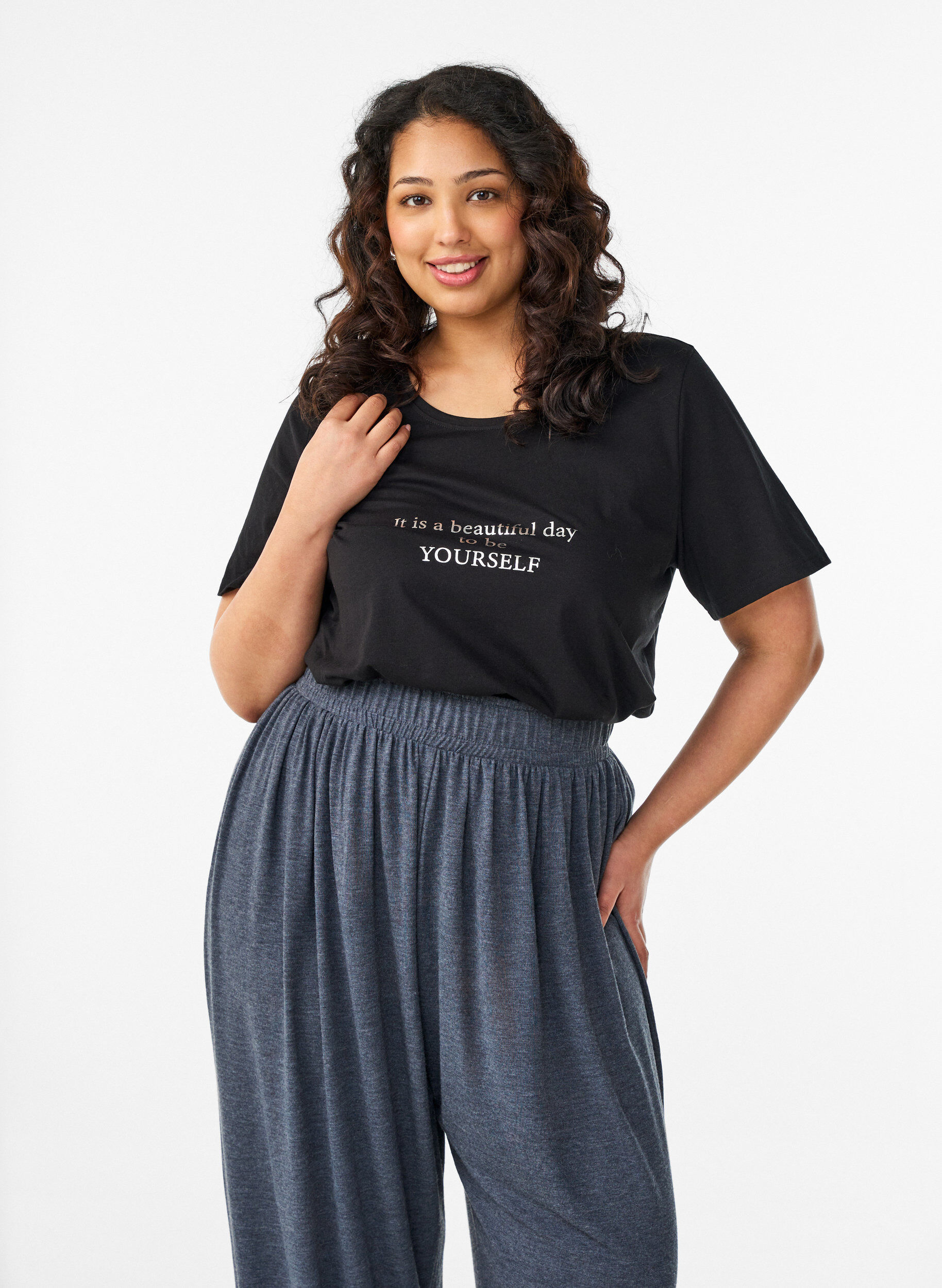 T-Shirt mit Print, Schwarz, Model