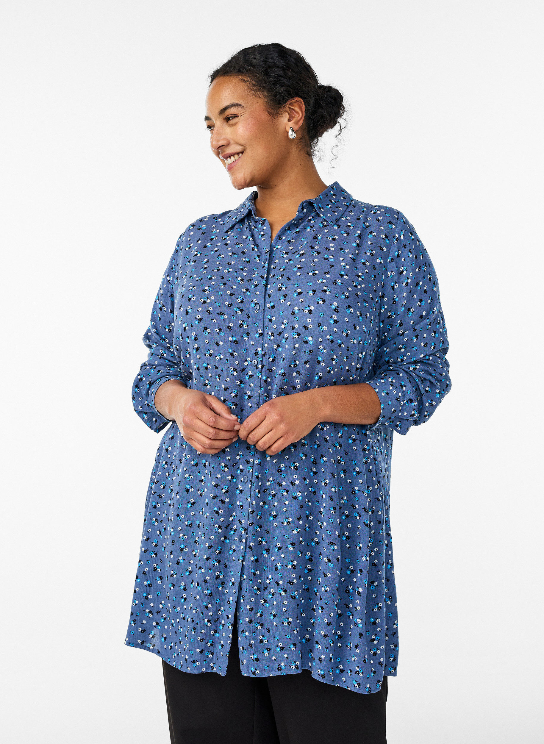 Lange Bluse mit gebl&uuml;mtem Print, Blau, Model
