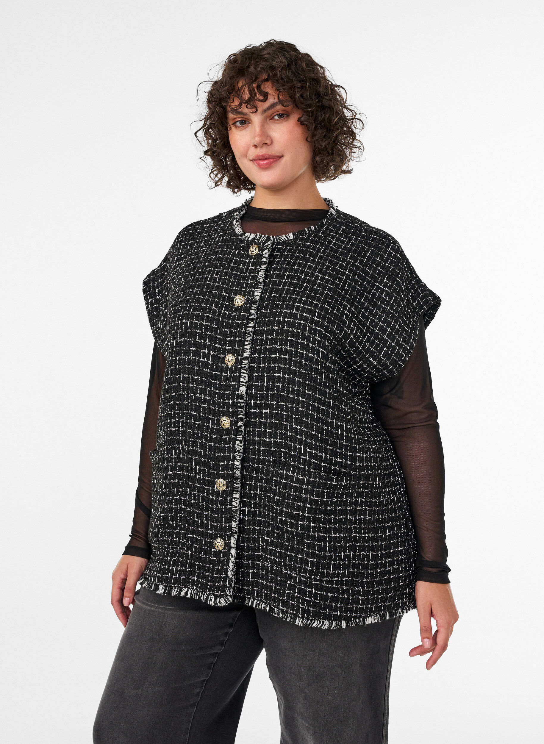 Karierte Weste mit Zierkn&ouml;pfen, Schwarz, Model