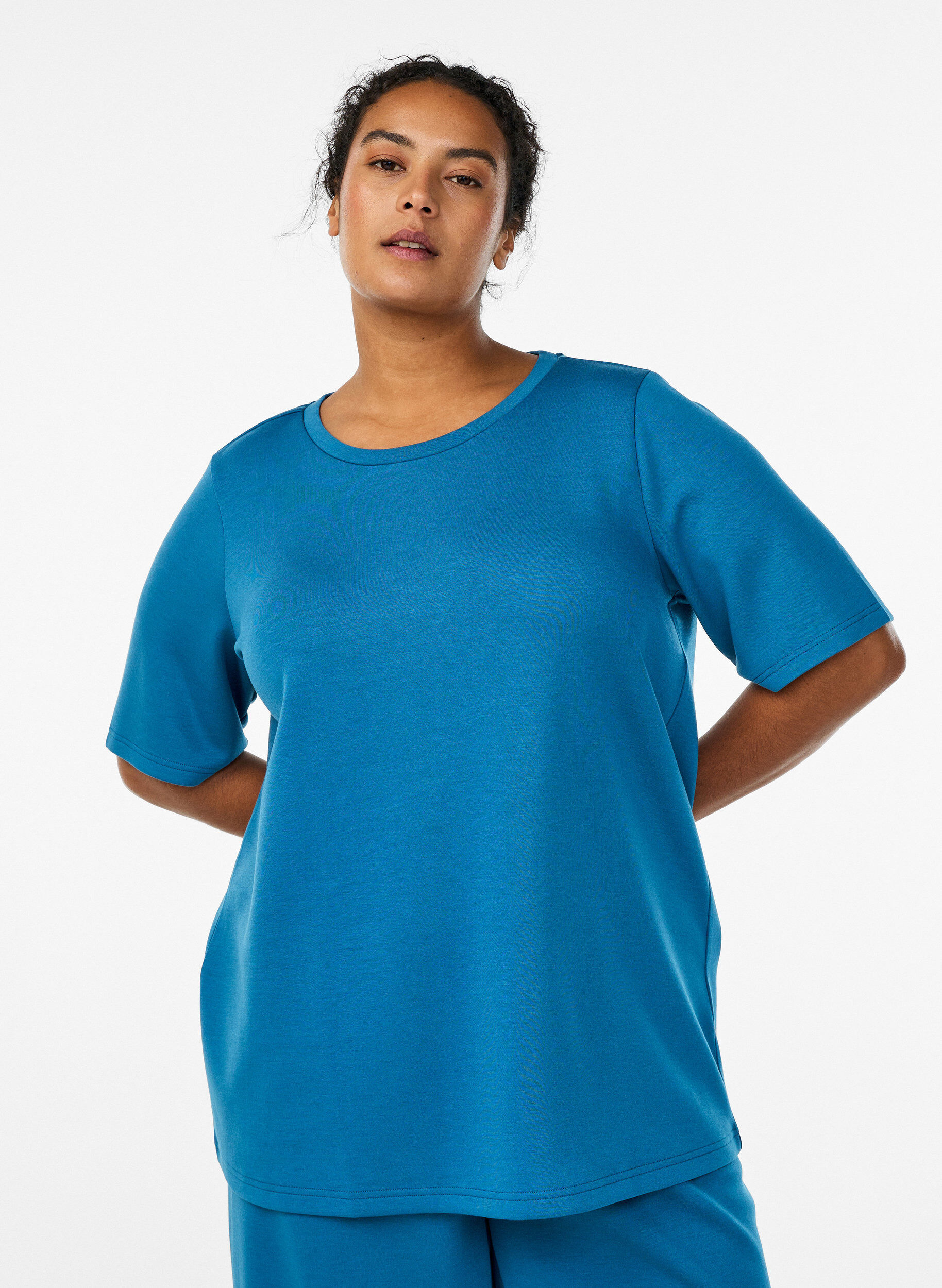 T-Shirt aus Modalgemisch, Petrol, Model