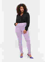 Hochtaillierte Amy Jeans mit Super Slim Passform, Lavender, Model