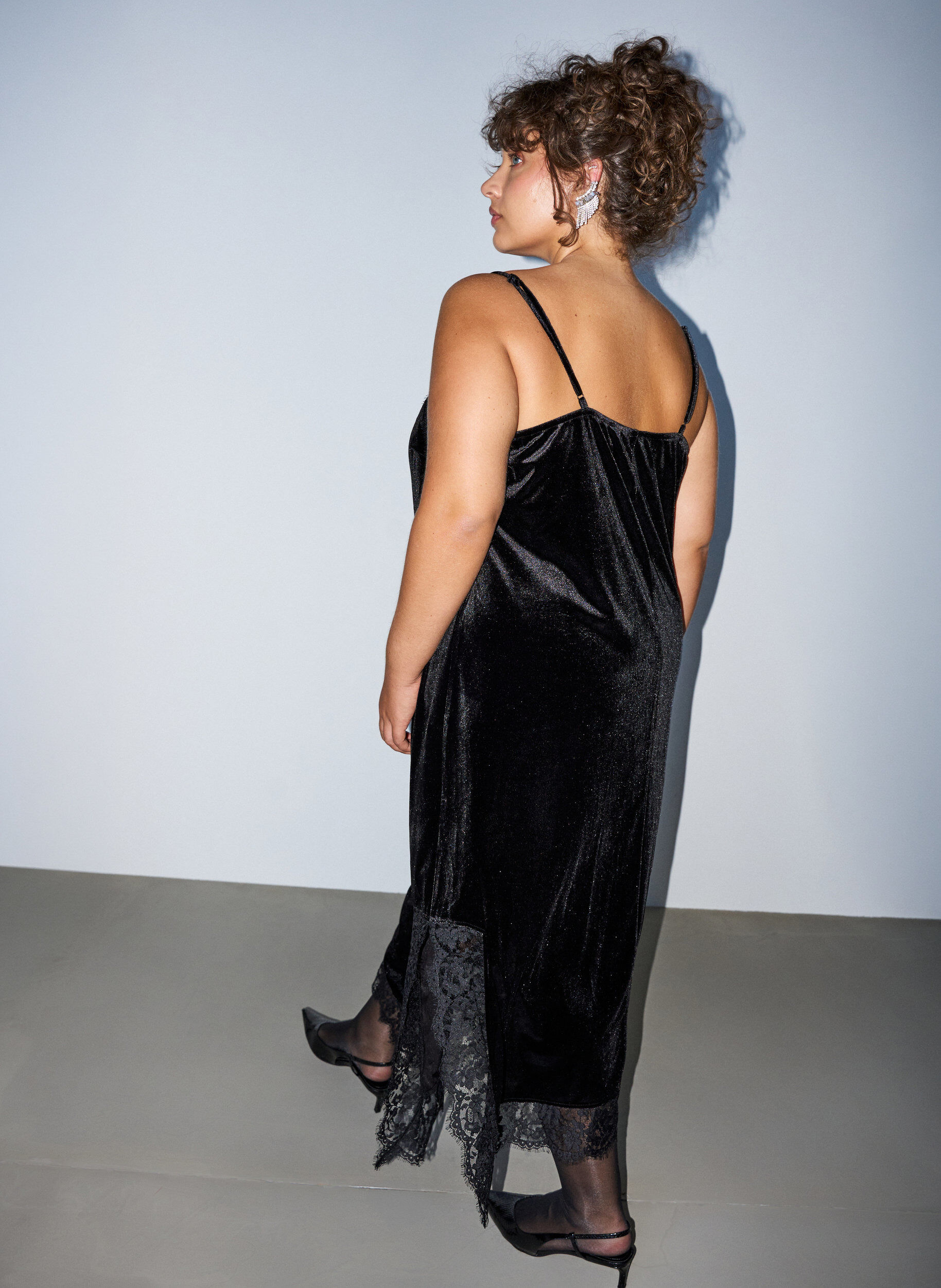 ZizziSamtkleid mit Spitze und Seitenschlitz, Schwarz, Model image number 1