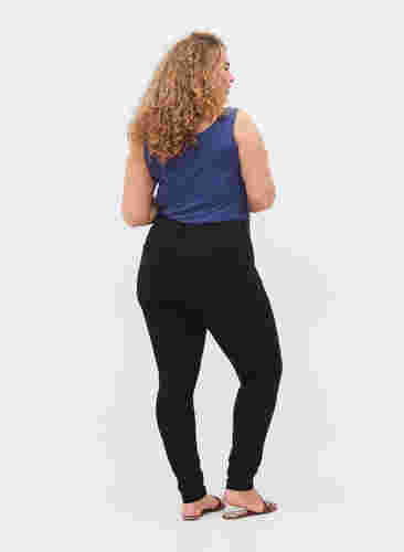 Superschlanke Amy-Jeans mit elastischem Bund, Black, Model image number 1