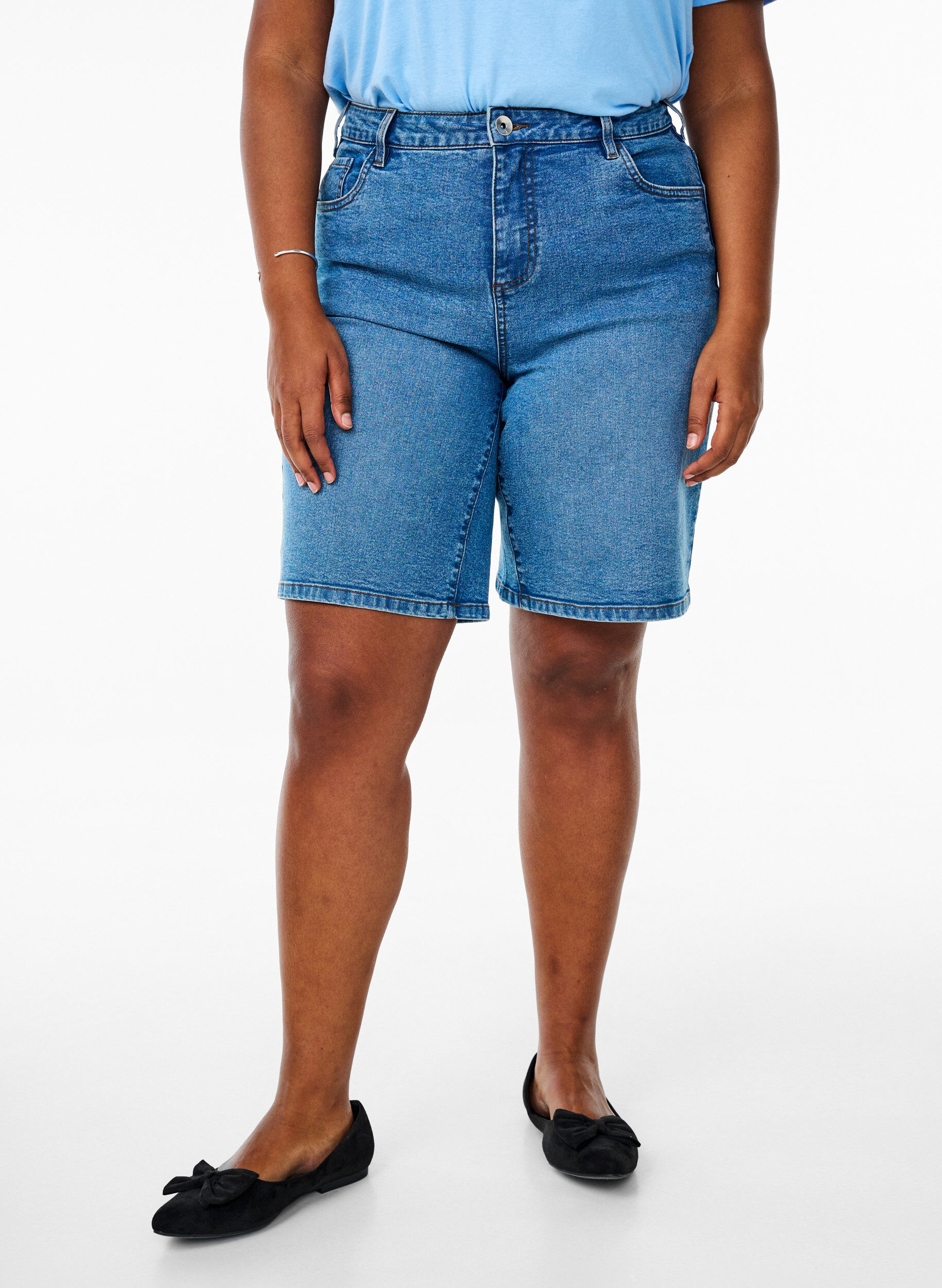 ZizziLocker sitzende Jeansshorts mit hoher Taille, Blau, Model image number 3