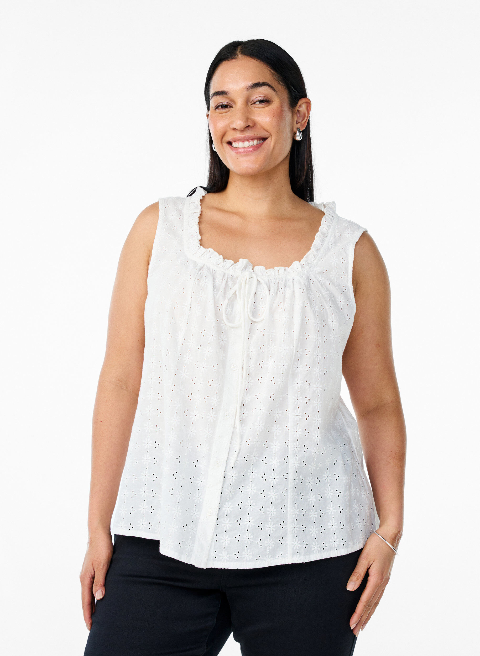 Zizzi&Auml;rmellose Bluse mit Lochstickerei und R&uuml;schen, Vanille, Model image number 0