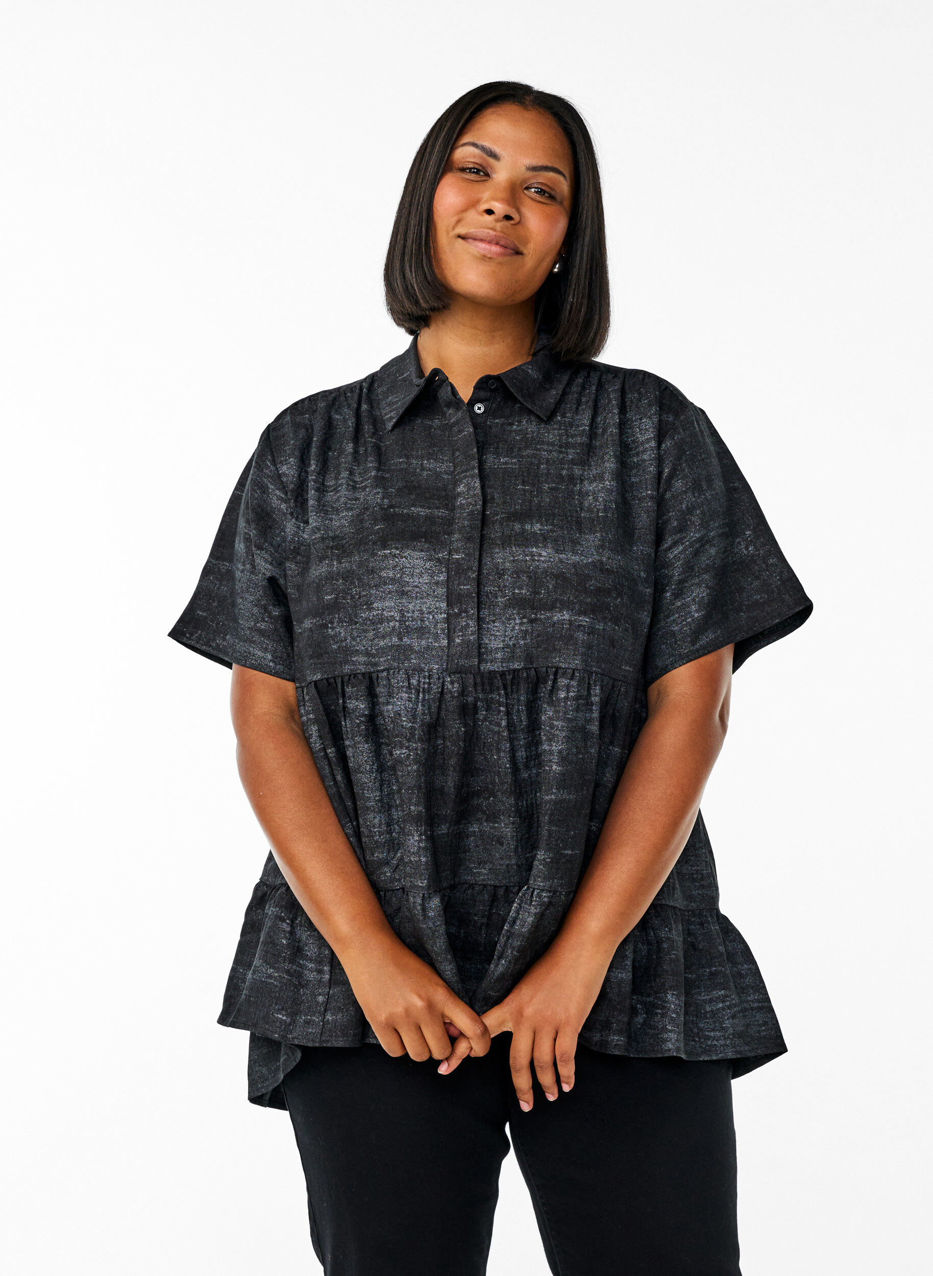 Lockere Bluse mit Kragen und Kn&ouml;pfen, Schwarz, Model