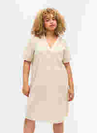 Kurzärmeliges Kleid mit Kapuze, Sandshell, Model