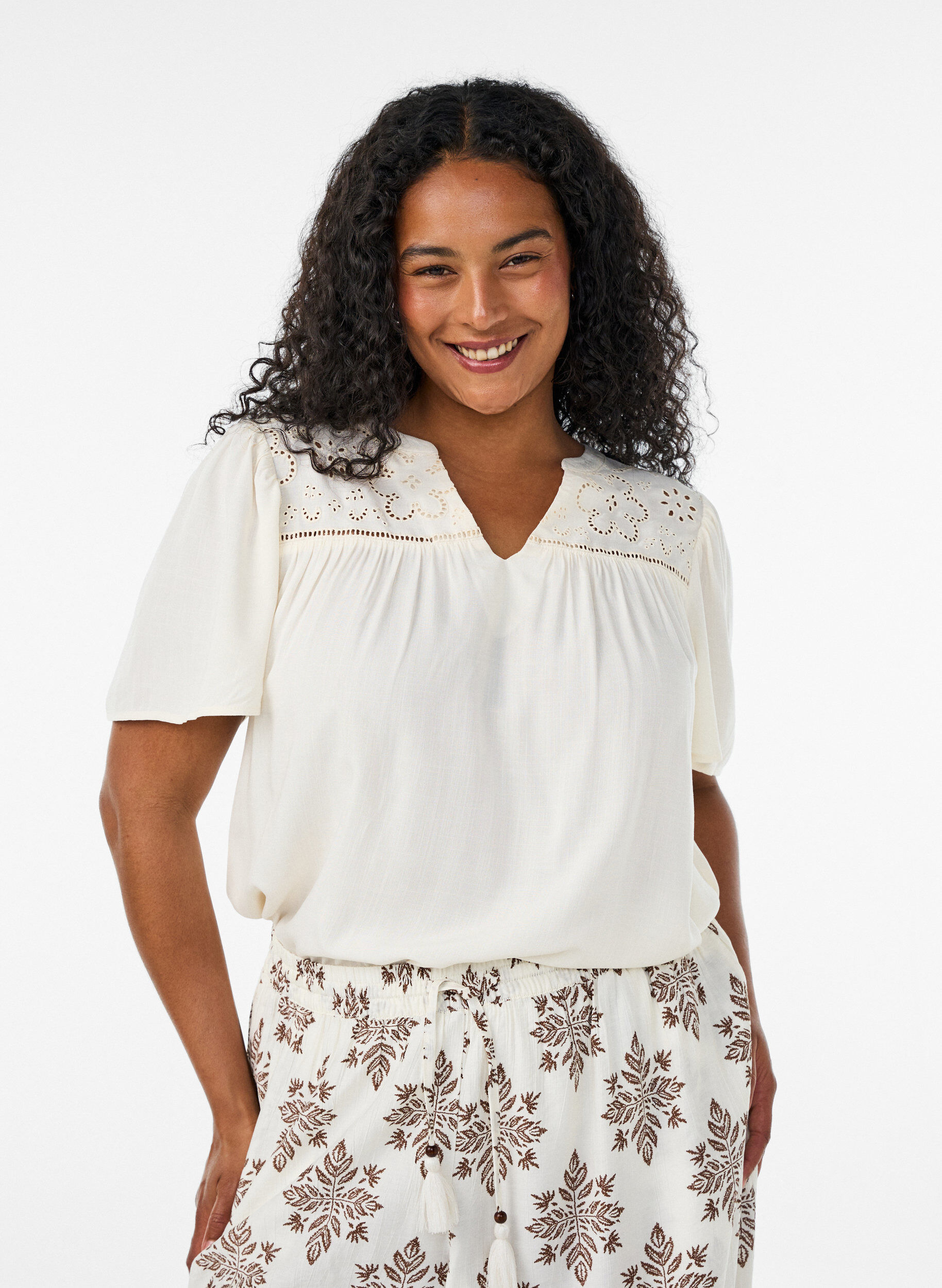 ZizziBluse aus Viskose mit Broderie Anglaise, Beige, Model image number 0