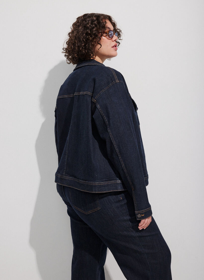 Klassische Jeansjacke mit Kontrastn&auml;hten, Blau, Model