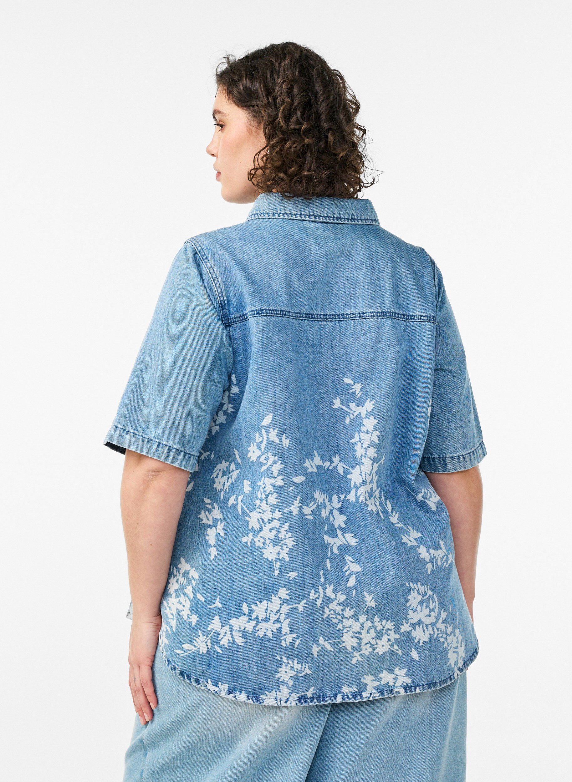 ZizziJeanshemd mit Blumenprint und kurzen &Auml;rmeln, Blau, Model image number 2