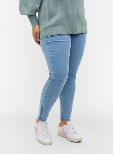 Cropped Amy Jeans mit Reißverschluss, Light blue denim, Model image number 3