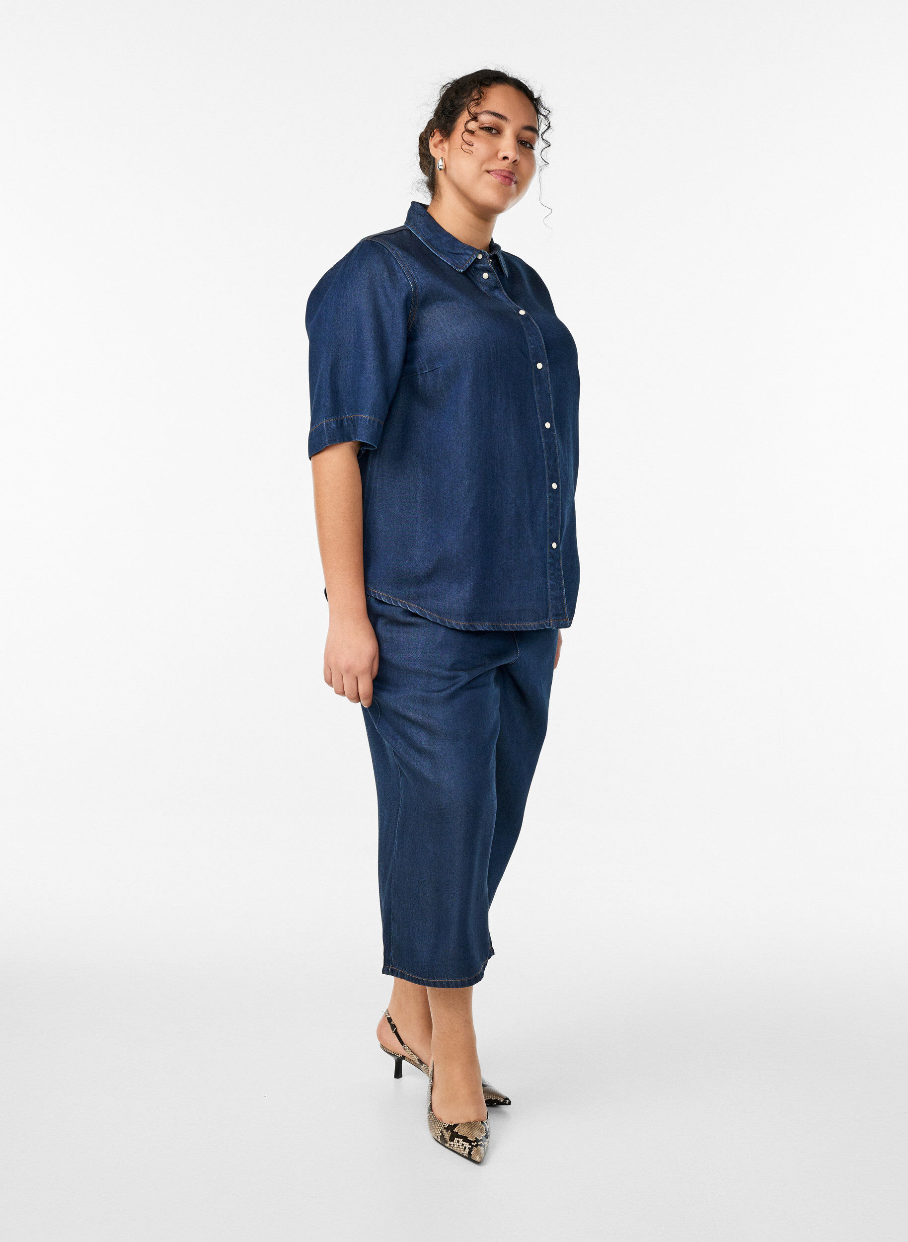 Culotte aus Lyocell mit weitem Bein in Jeans-Optik, Blau, Model