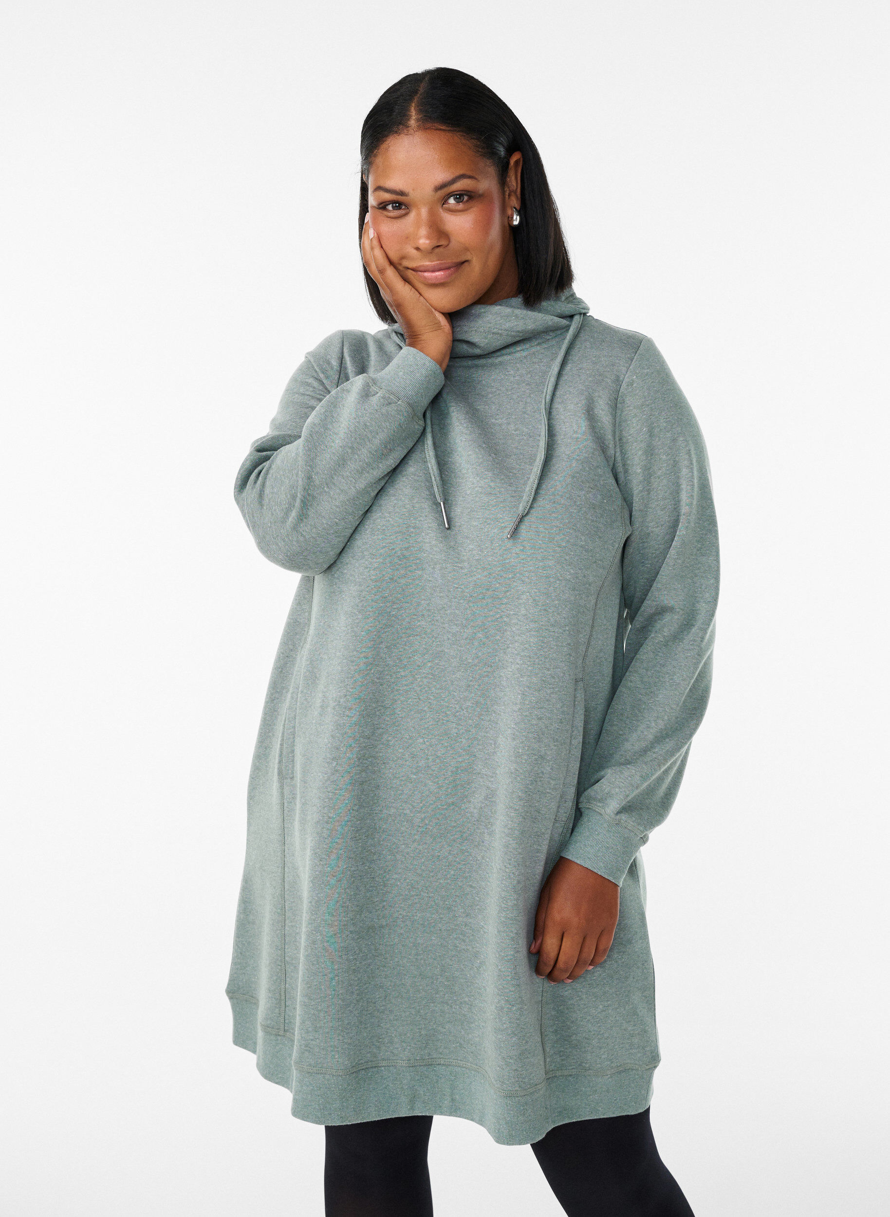 FLASH - Kurzes Sweatshirtkleid mit Stehkragen und Taschen, Gr&uuml;n, Model