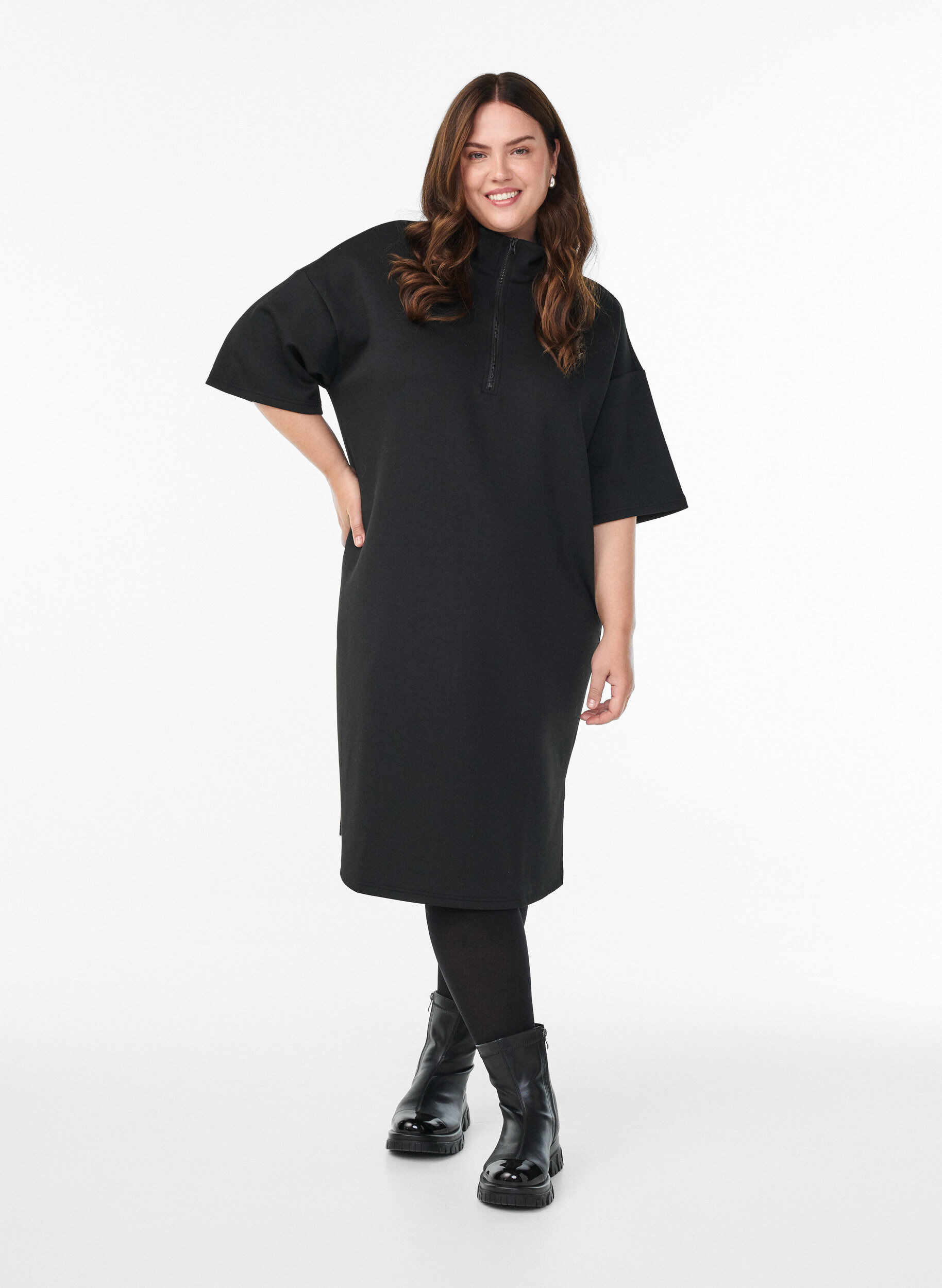 ZizziKurzes Sweatshirtkleid mit hohem Kragen und Rei&szlig;verschluss, Schwarz, Model image number 1
